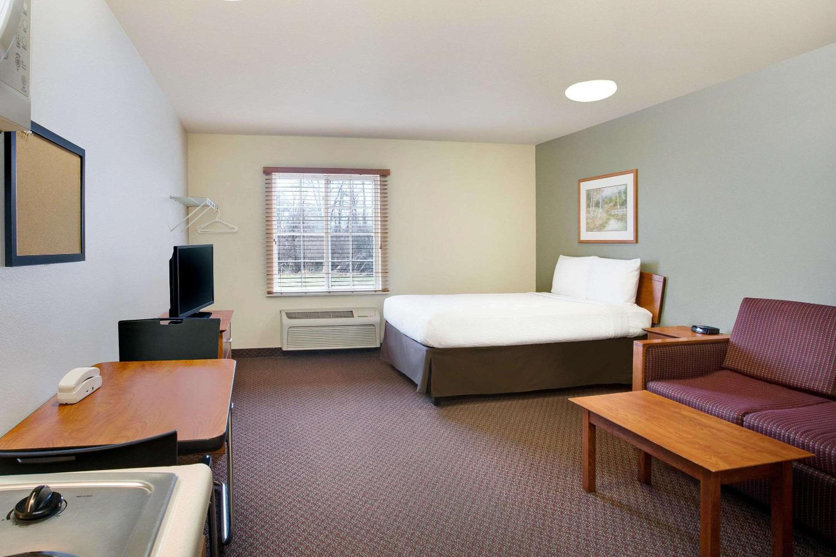 Queen Suite with Sofa-Bed - Accessible/Smoking