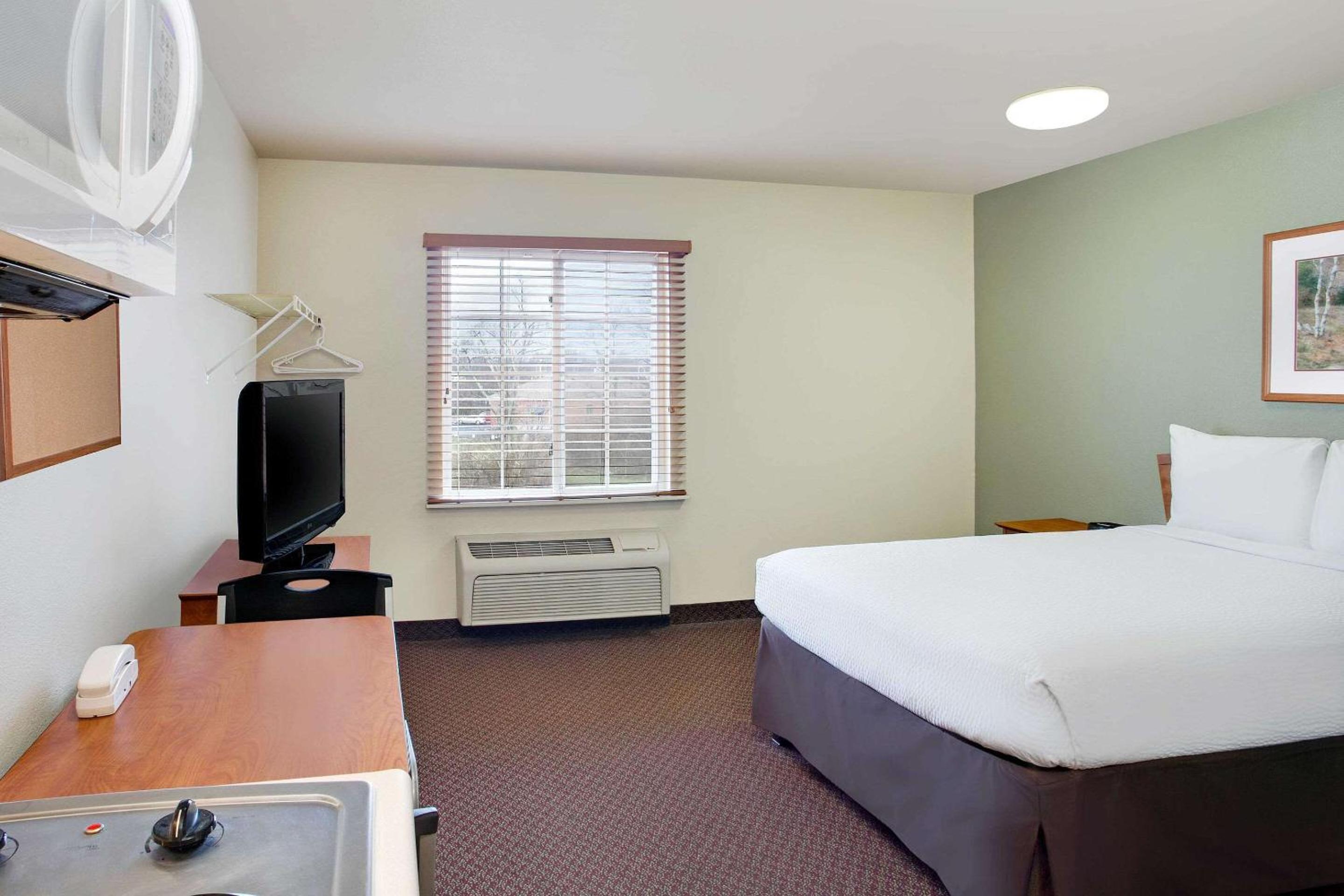 Queen Suite with Sofa-Bed - Accessible/Smoking photo 1