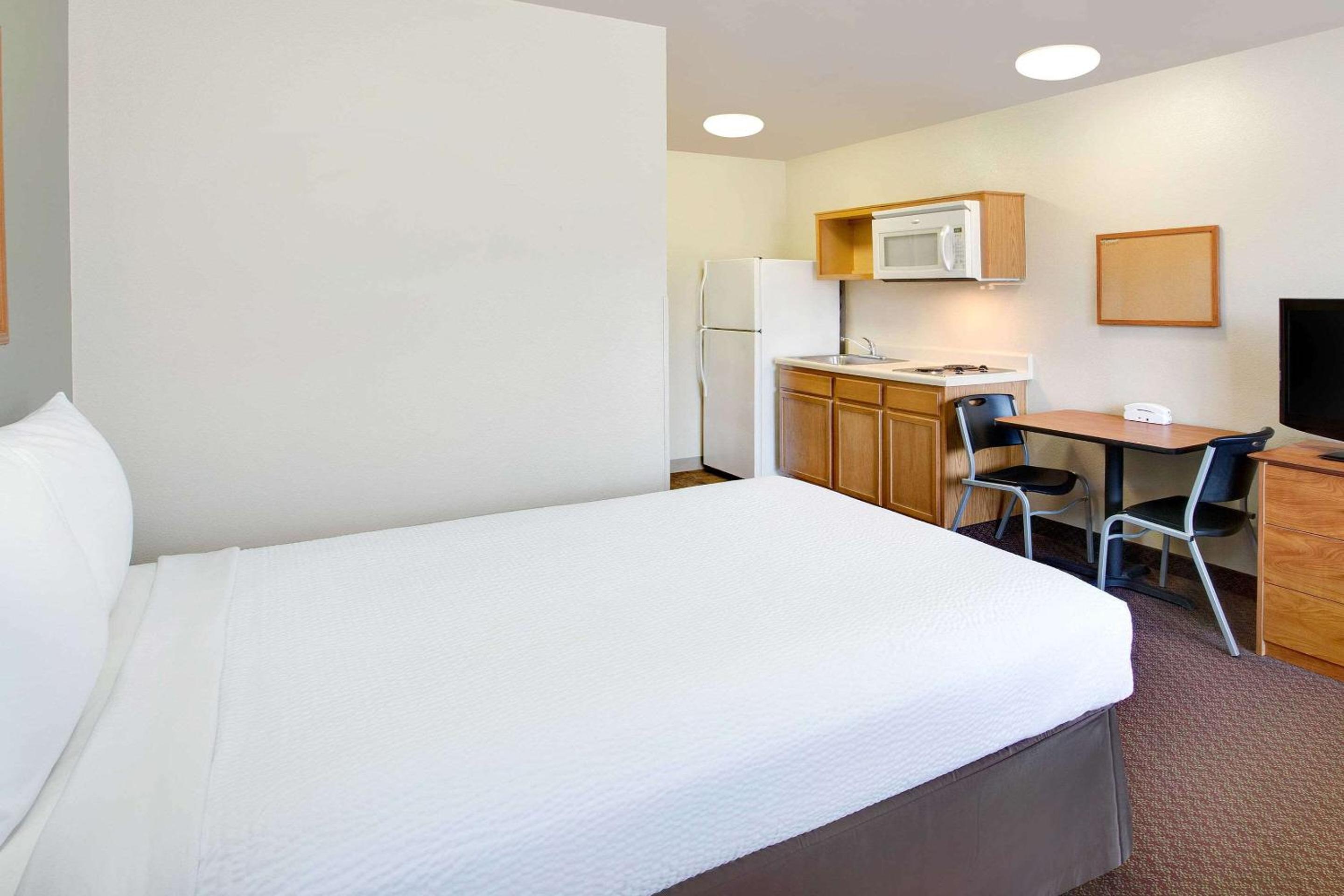 Queen Suite with Sofa-Bed - Accessible/Smoking photo 2