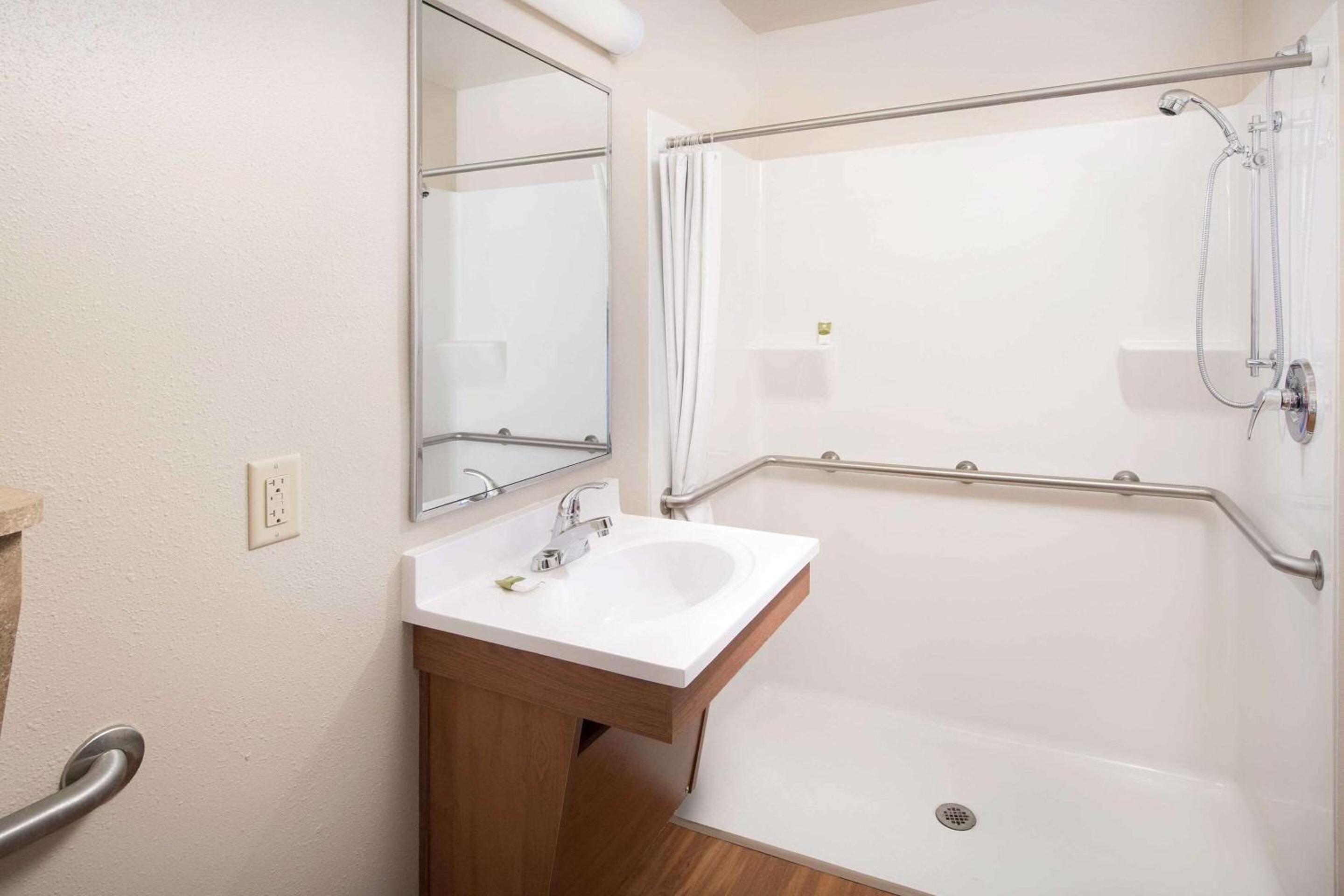 Queen Suite - Accessible photo 2