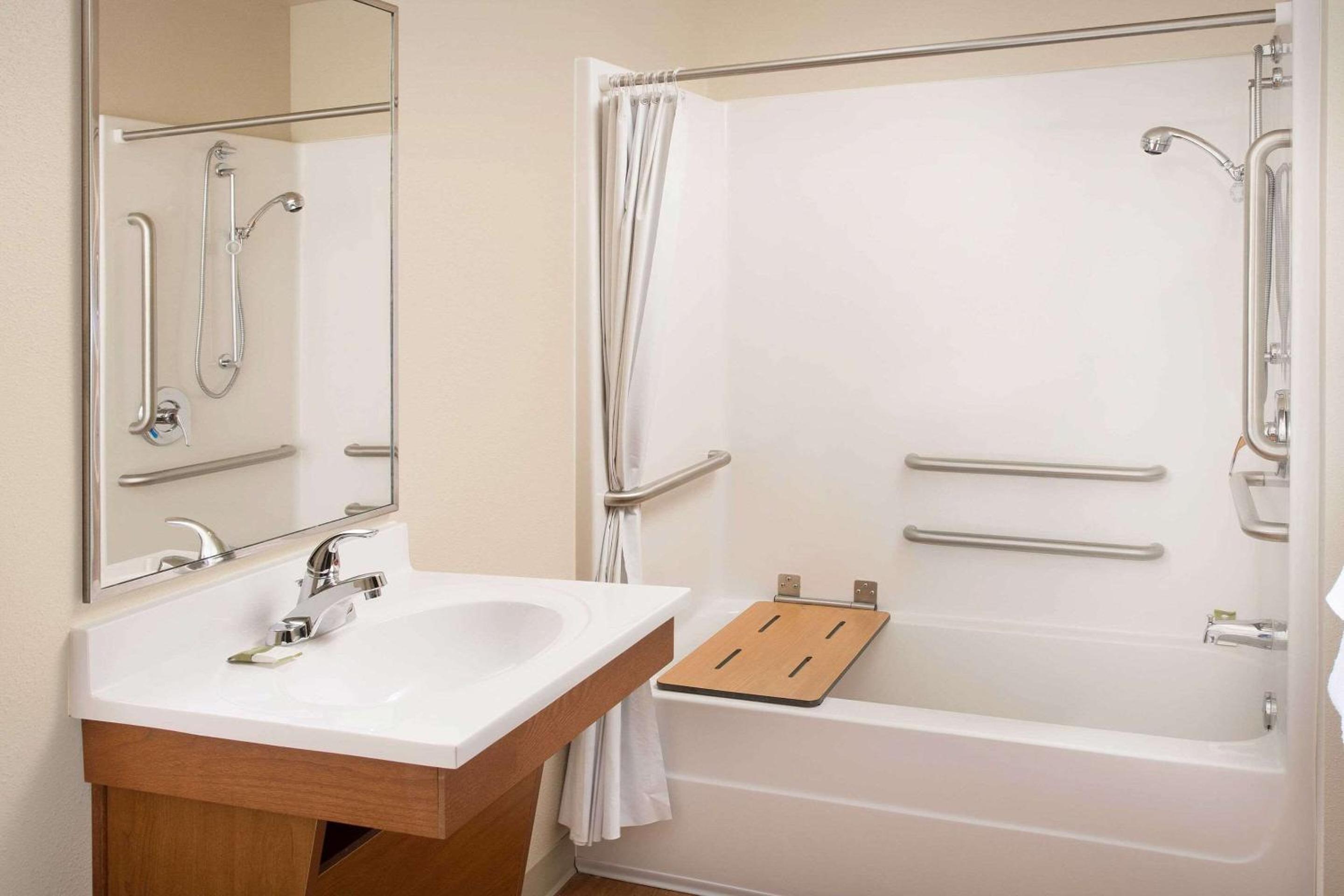 Queen Suite with Sofa-Bed - Accessible/Smoking photo 3
