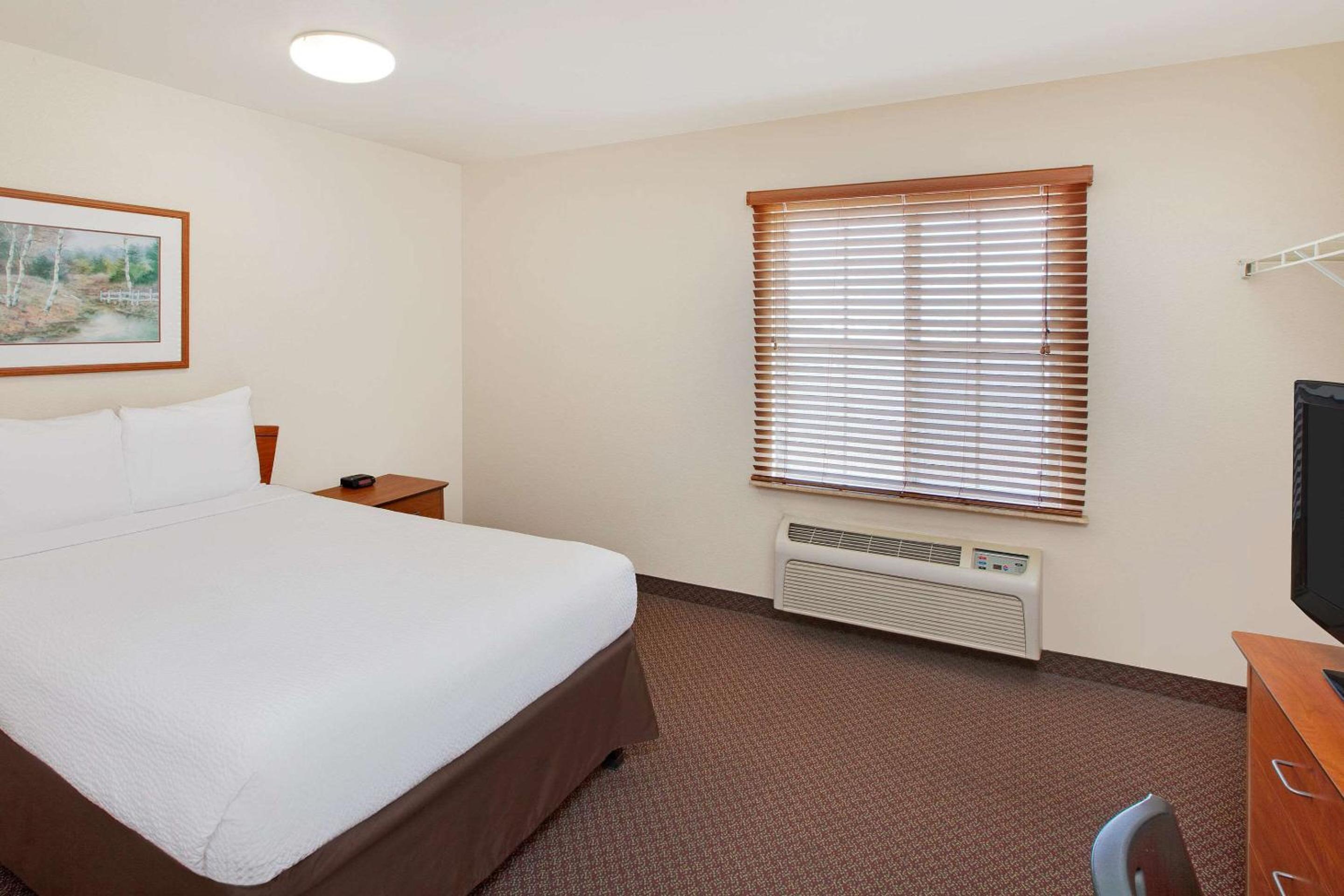 Standard Double Room with Roll-In Shower - Disability Access/Non-Smoking  photo 1