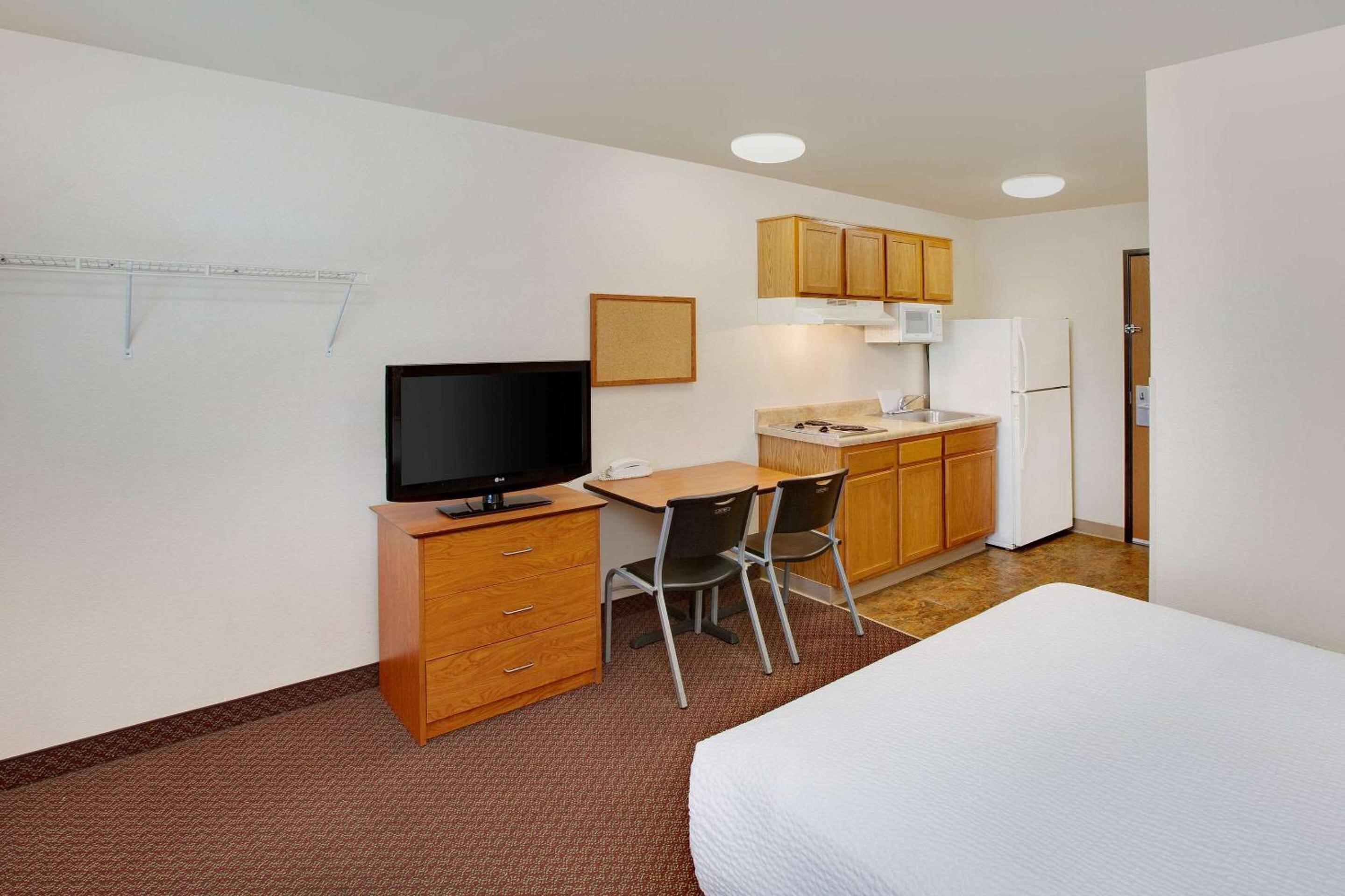 Standard Double Room with Roll-In Shower - Disability Access/Non-Smoking  photo 2