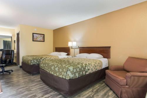 Standard Queen Room with Two Queen Beds - Smoking photo 1
