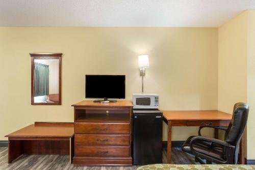 Queen Room with Two Queen Beds - Smoking photo 3