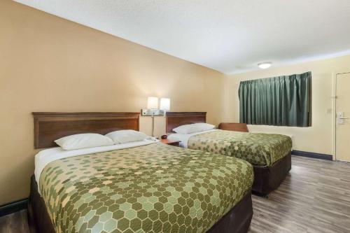 Standard Queen Room with Two Queen Beds - Smoking photo 2