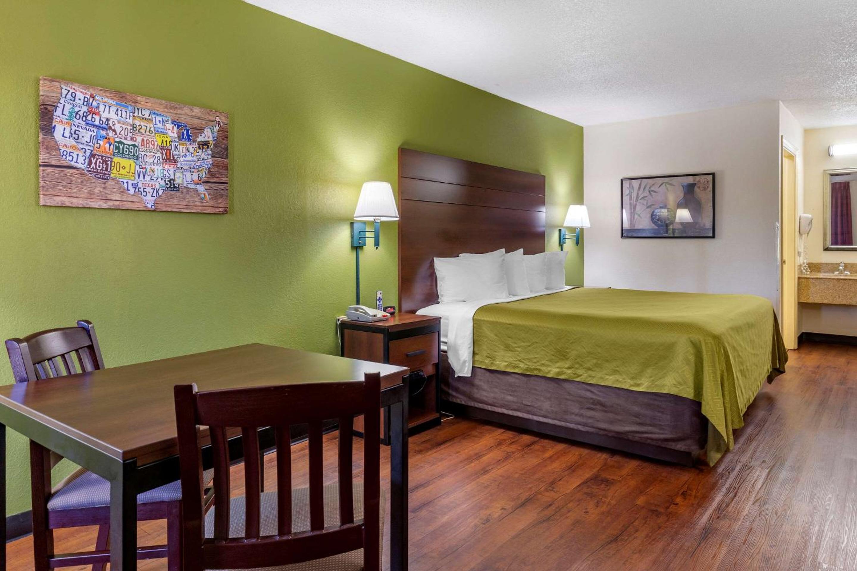 Standard King Room - Non-Smoking  photo 2