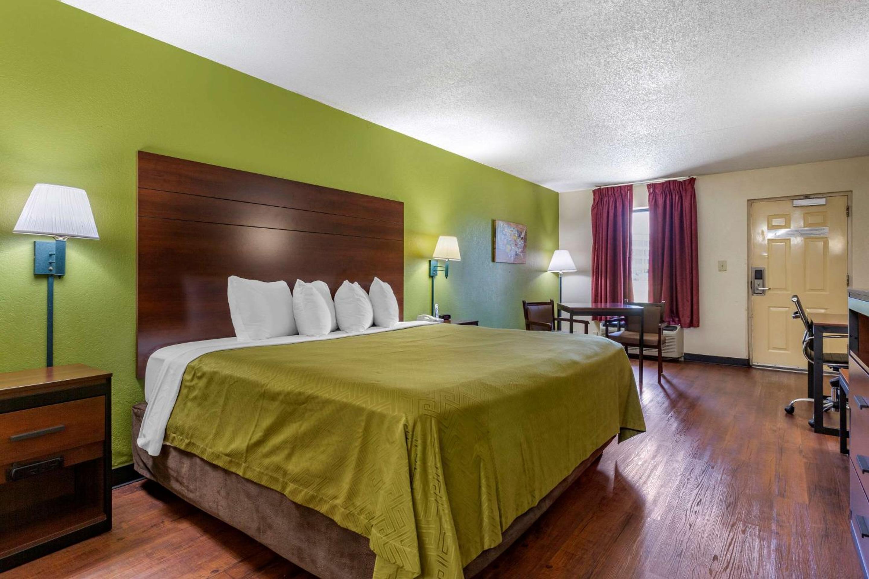 King Room with Whirlpool - Non-Smoking photo 1