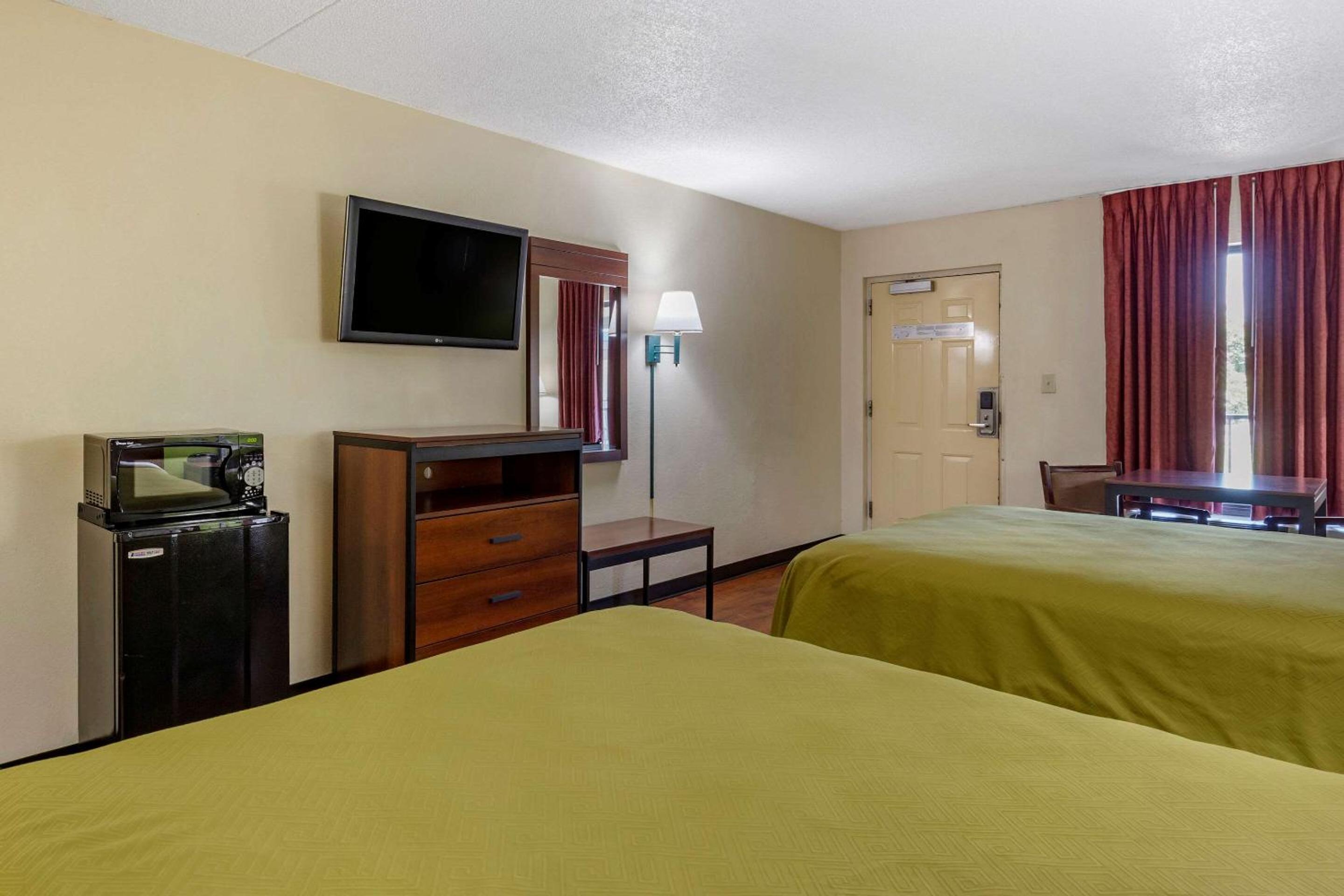 Queen Room with Two Queen Beds - Non-Smoking photo 1