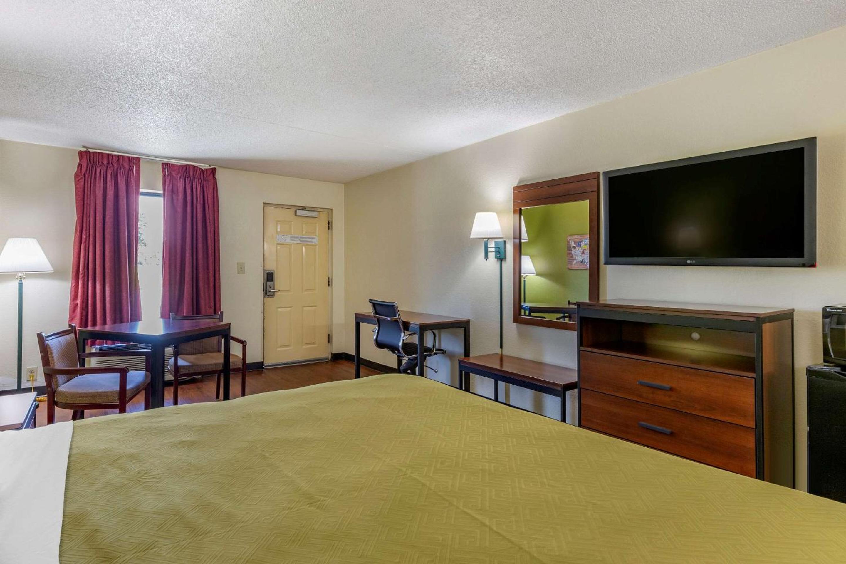King Room with Whirlpool - Non-Smoking photo 2