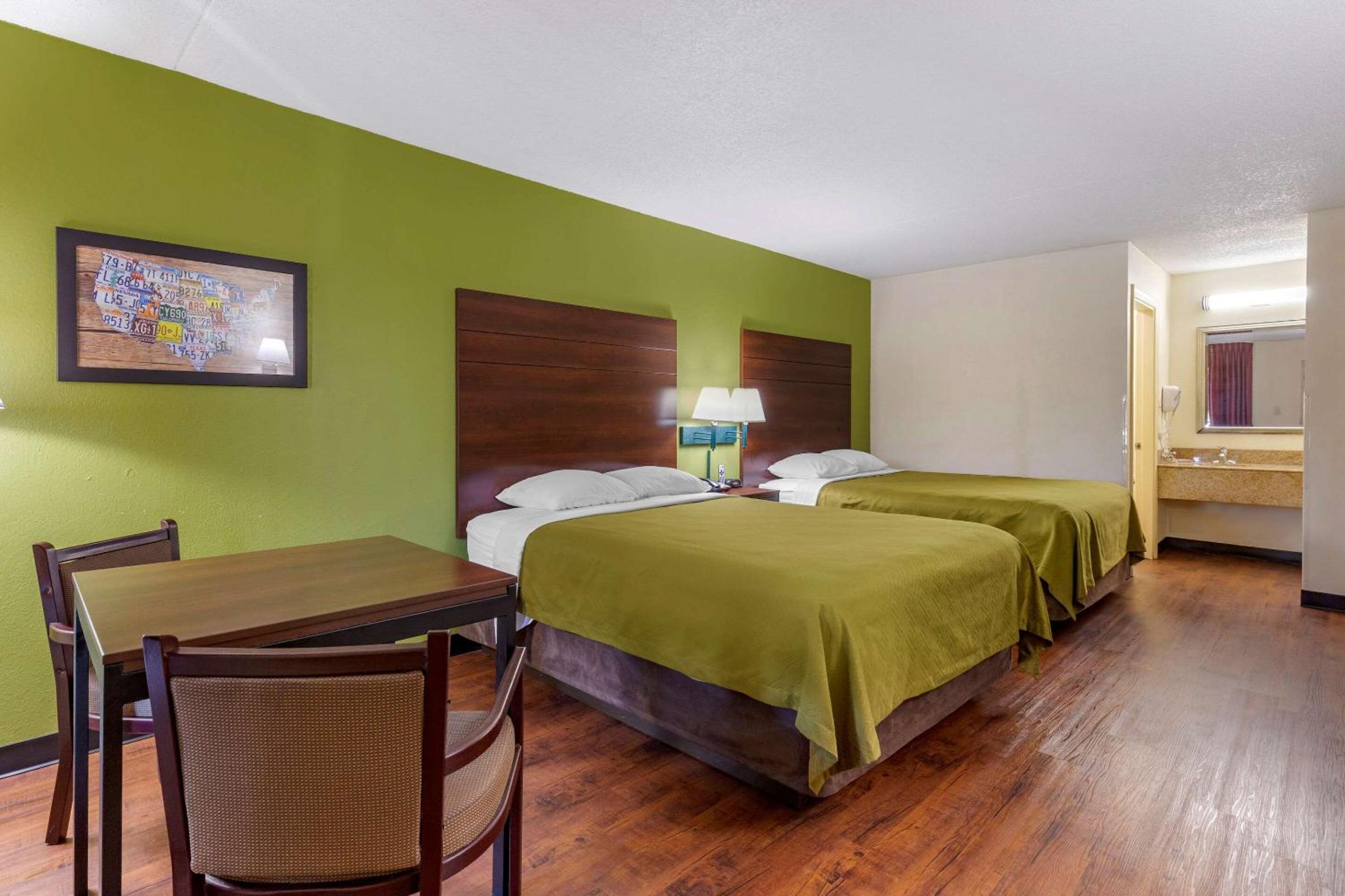 Queen Room with Two Queen Beds - Non-Smoking photo 2