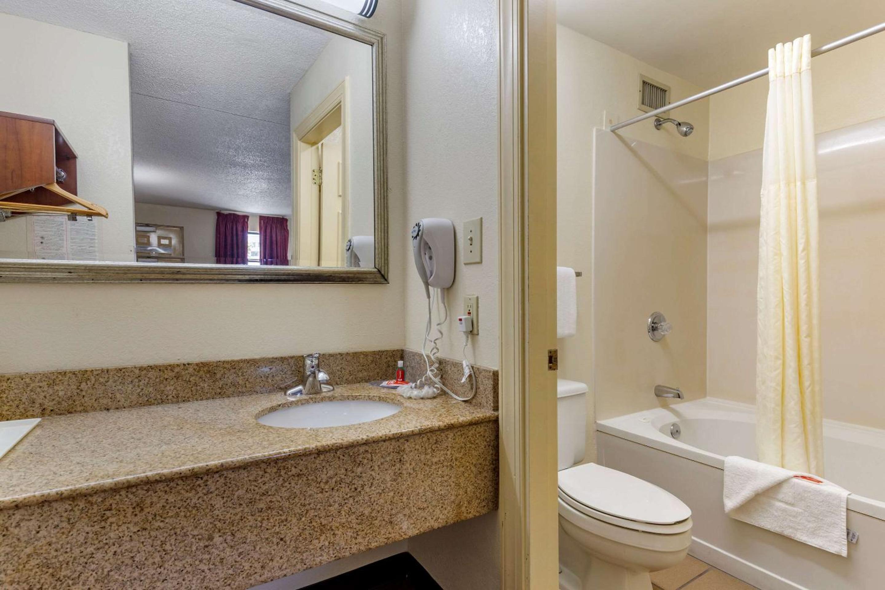 King Room with Whirlpool - Non-Smoking photo 3