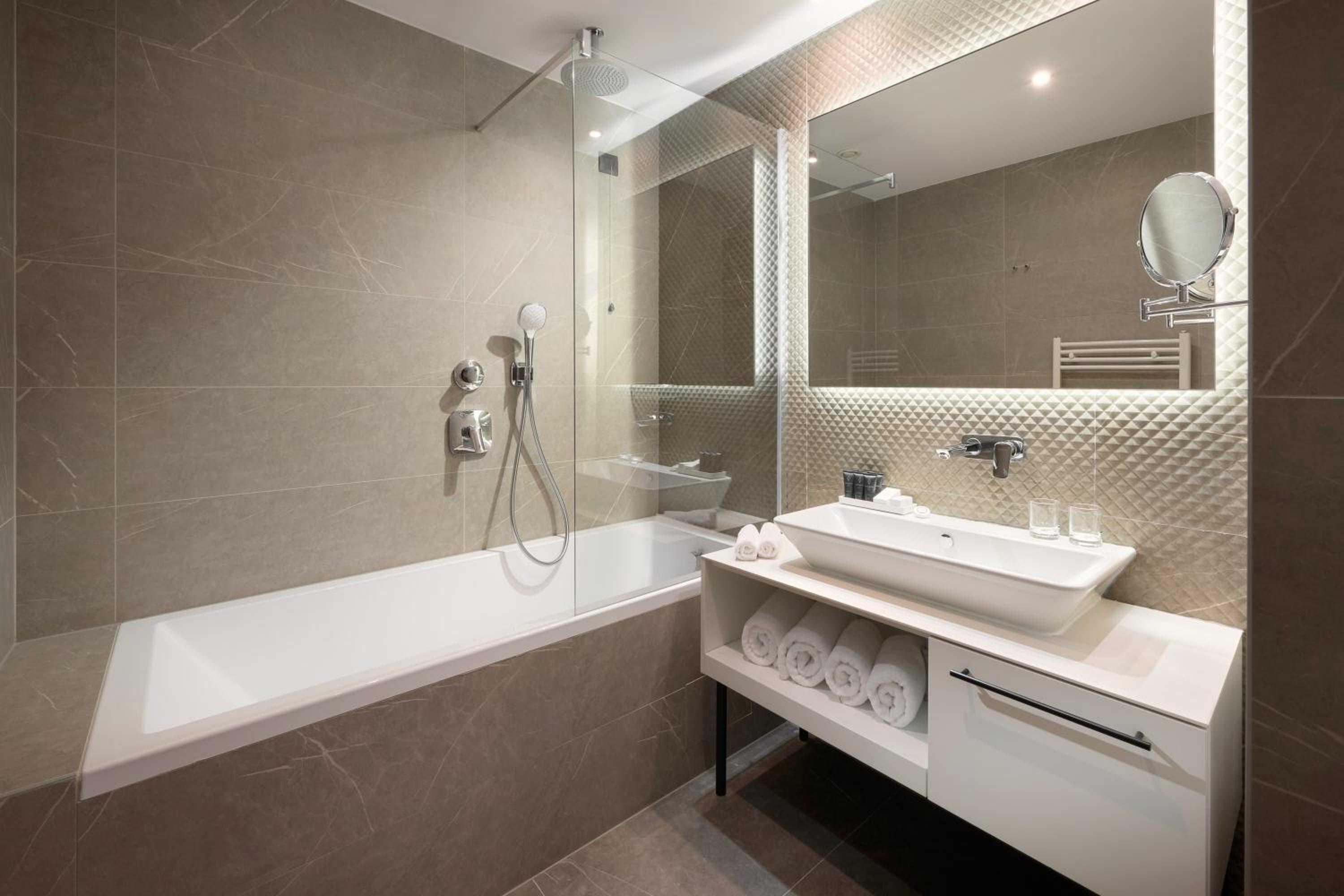 Suite with Spa Bath - Photo 7