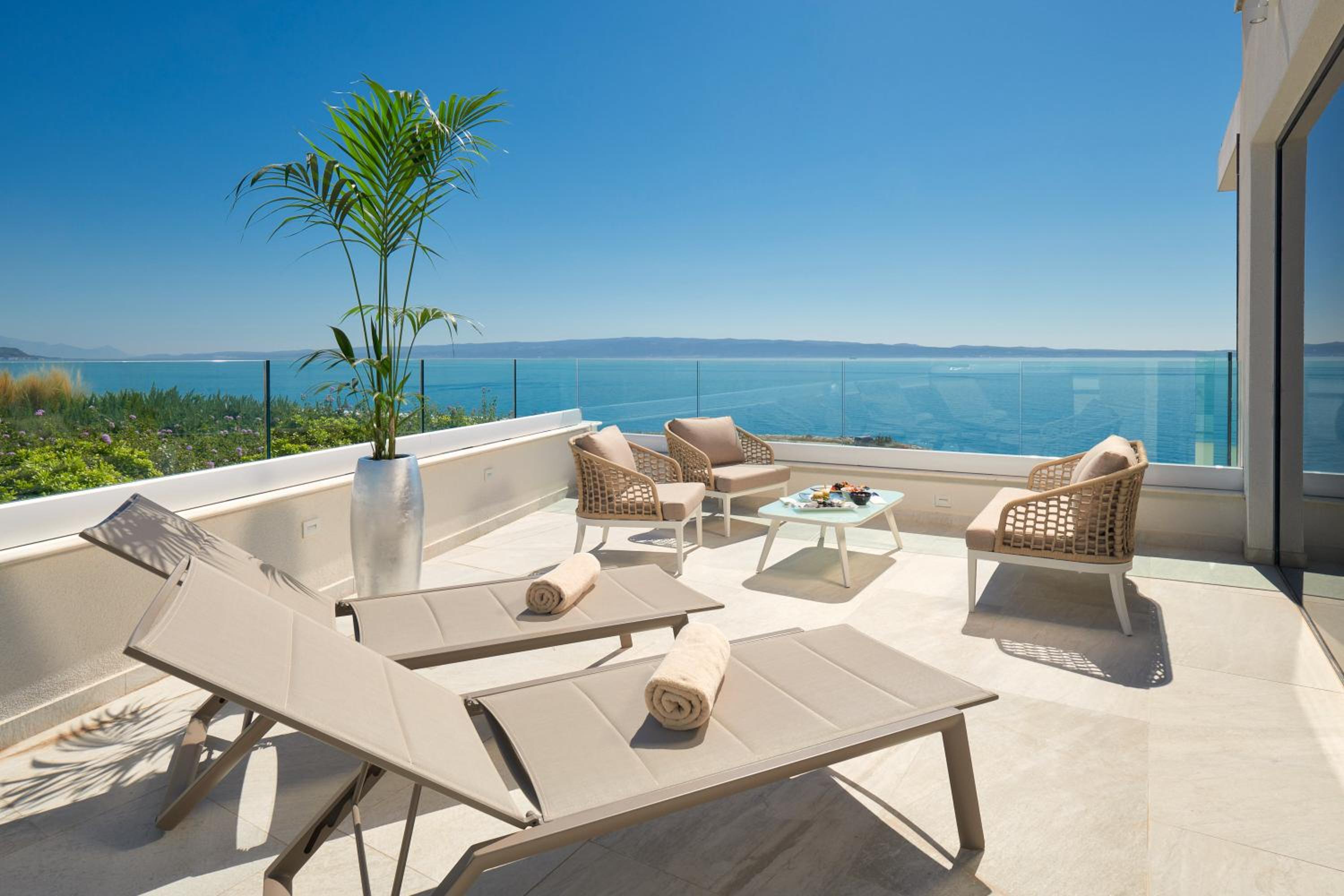 Suite with Hot Tub - Photo 7