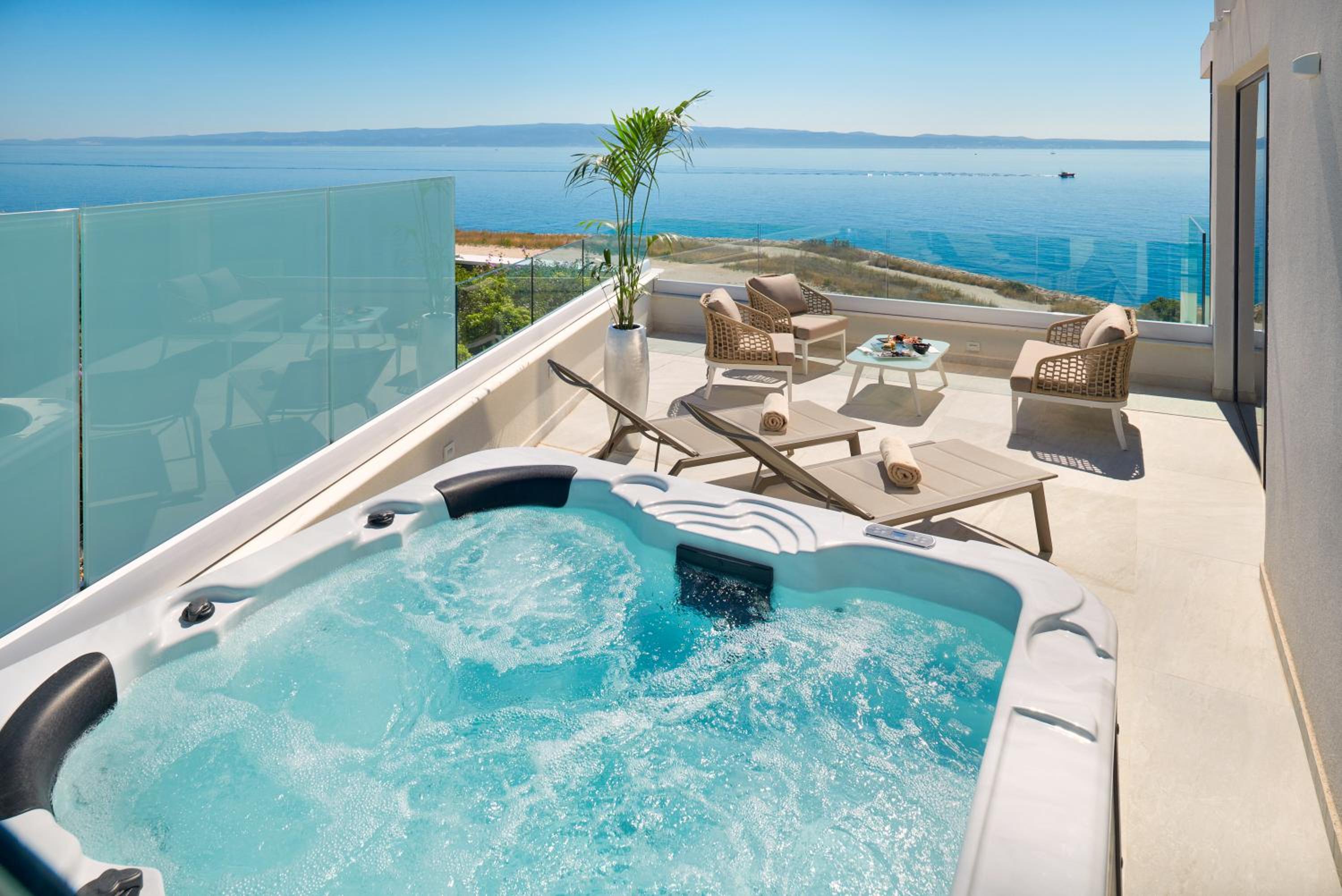 Suite with Hot Tub - Photo 6