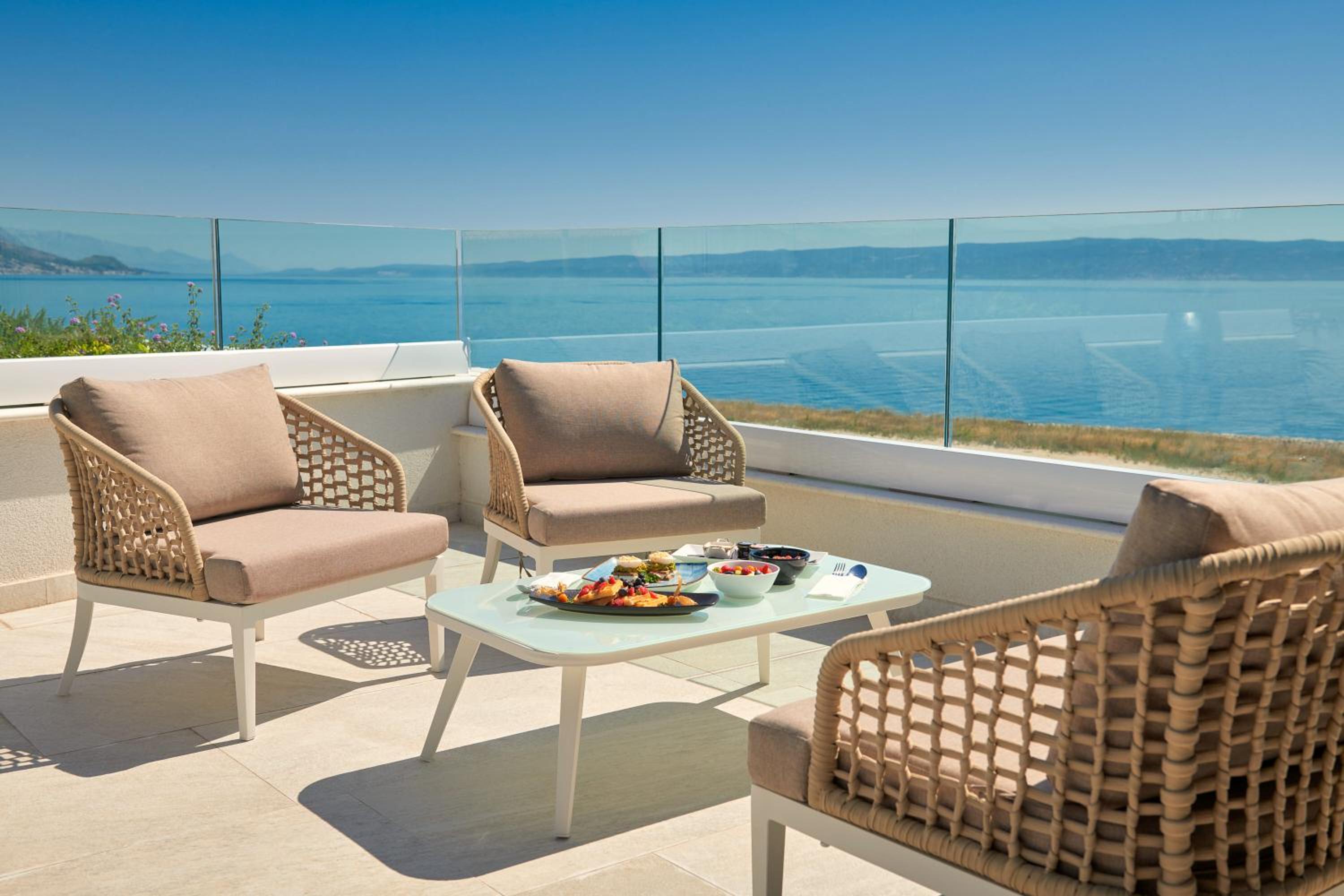 Suite with Hot Tub - Photo 8