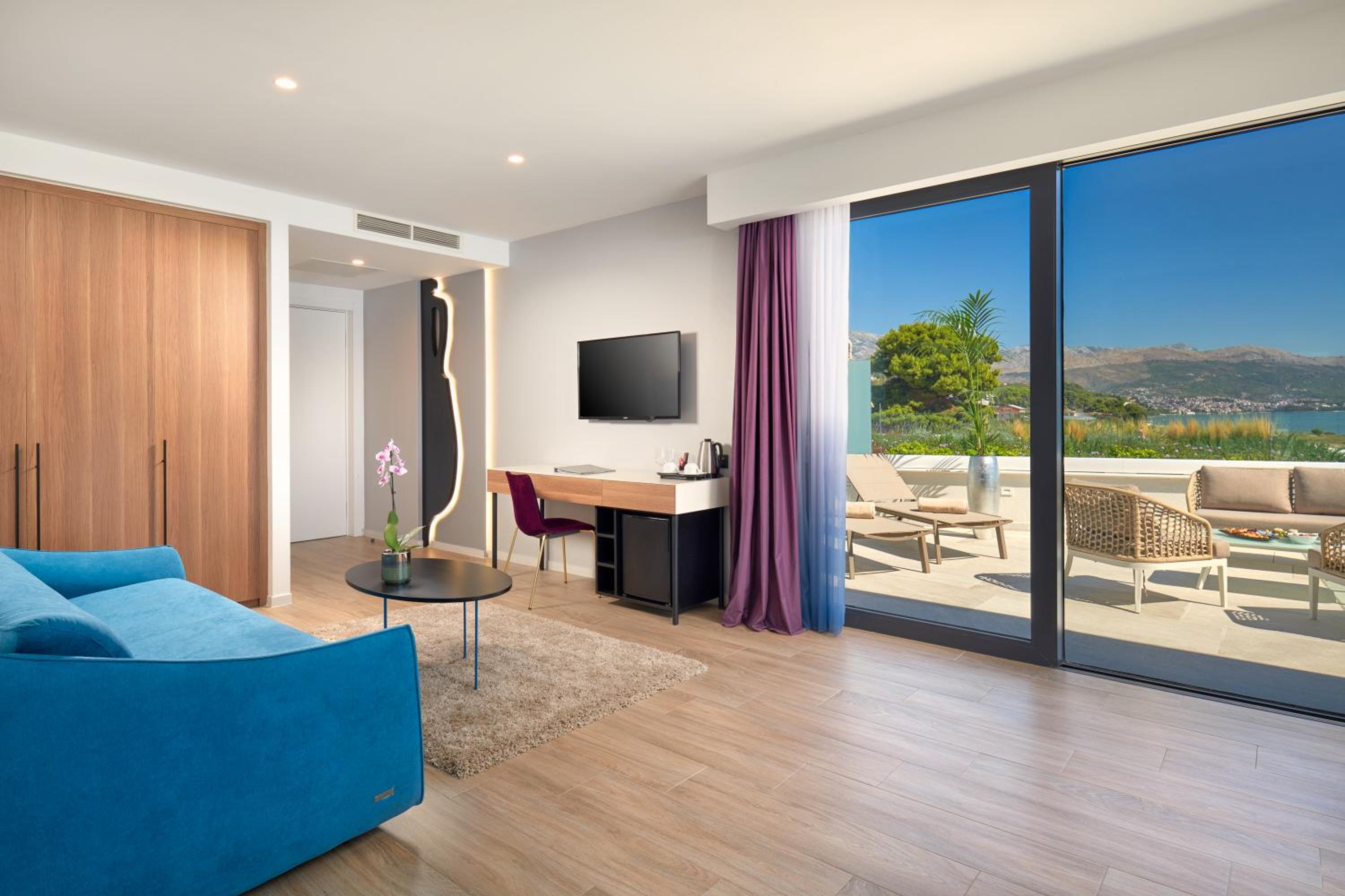Suite with Hot Tub - Photo 1