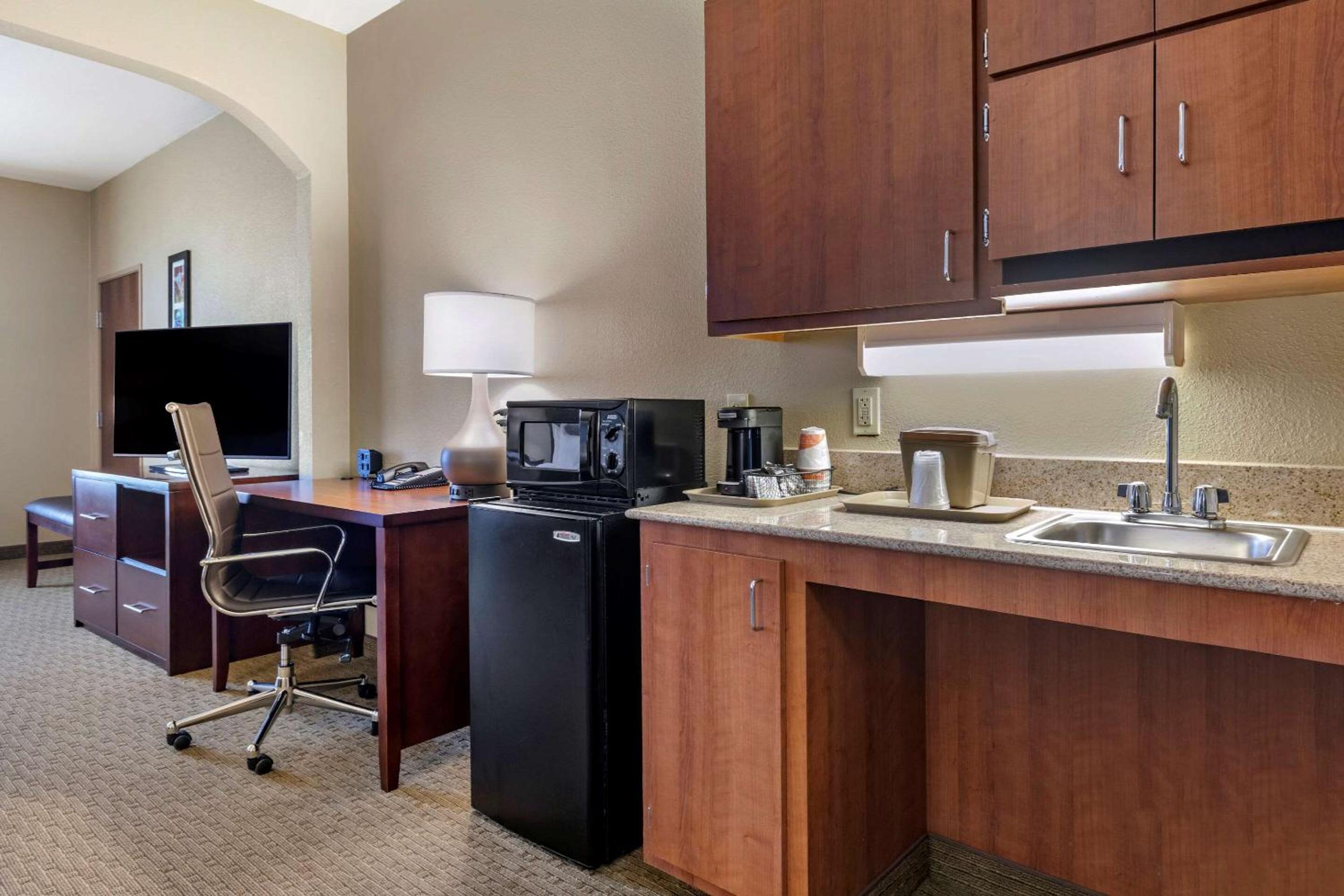 King Suite - Disability Access/Non-Smoking - Photo 4