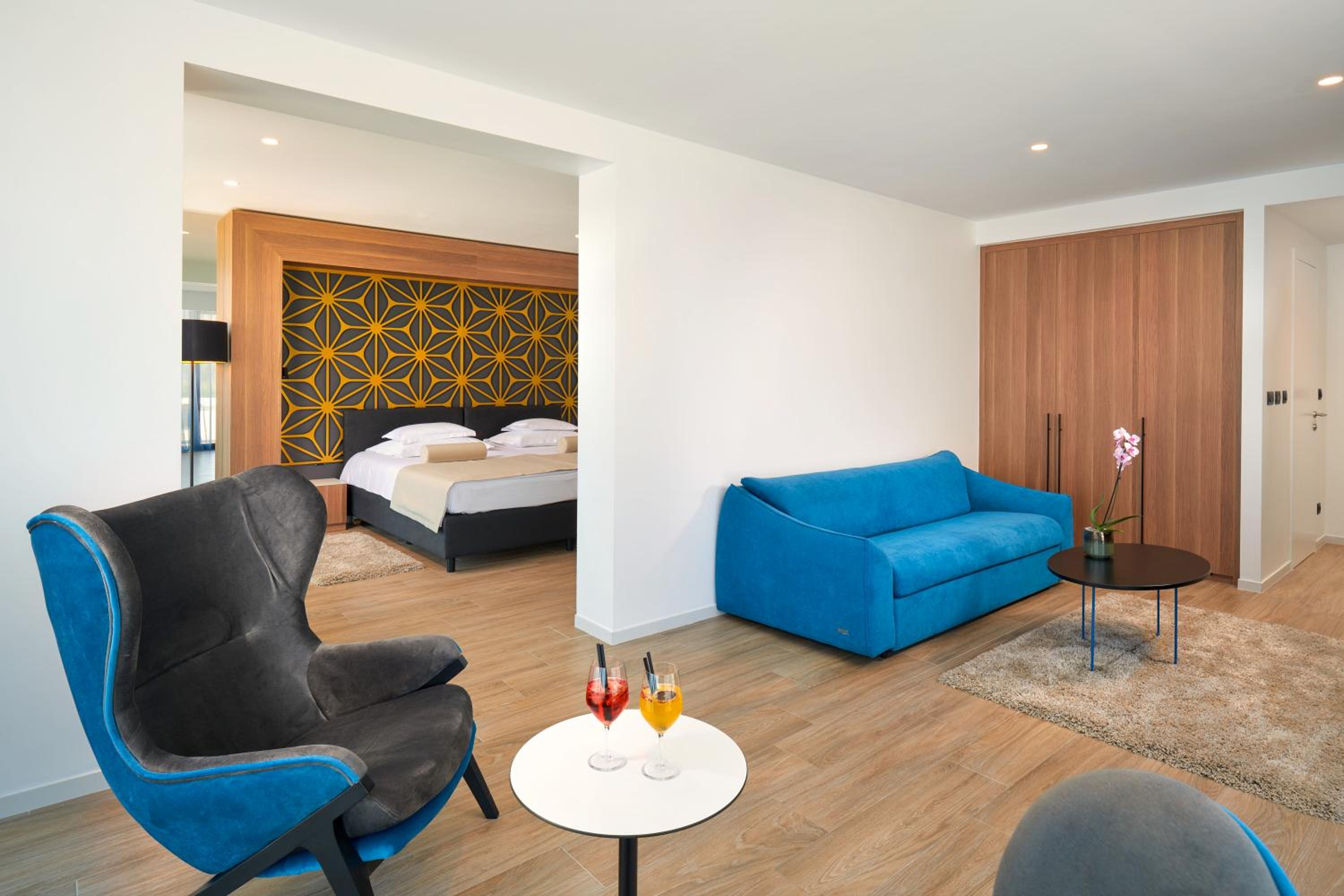 Suite with Hot Tub - Photo 5