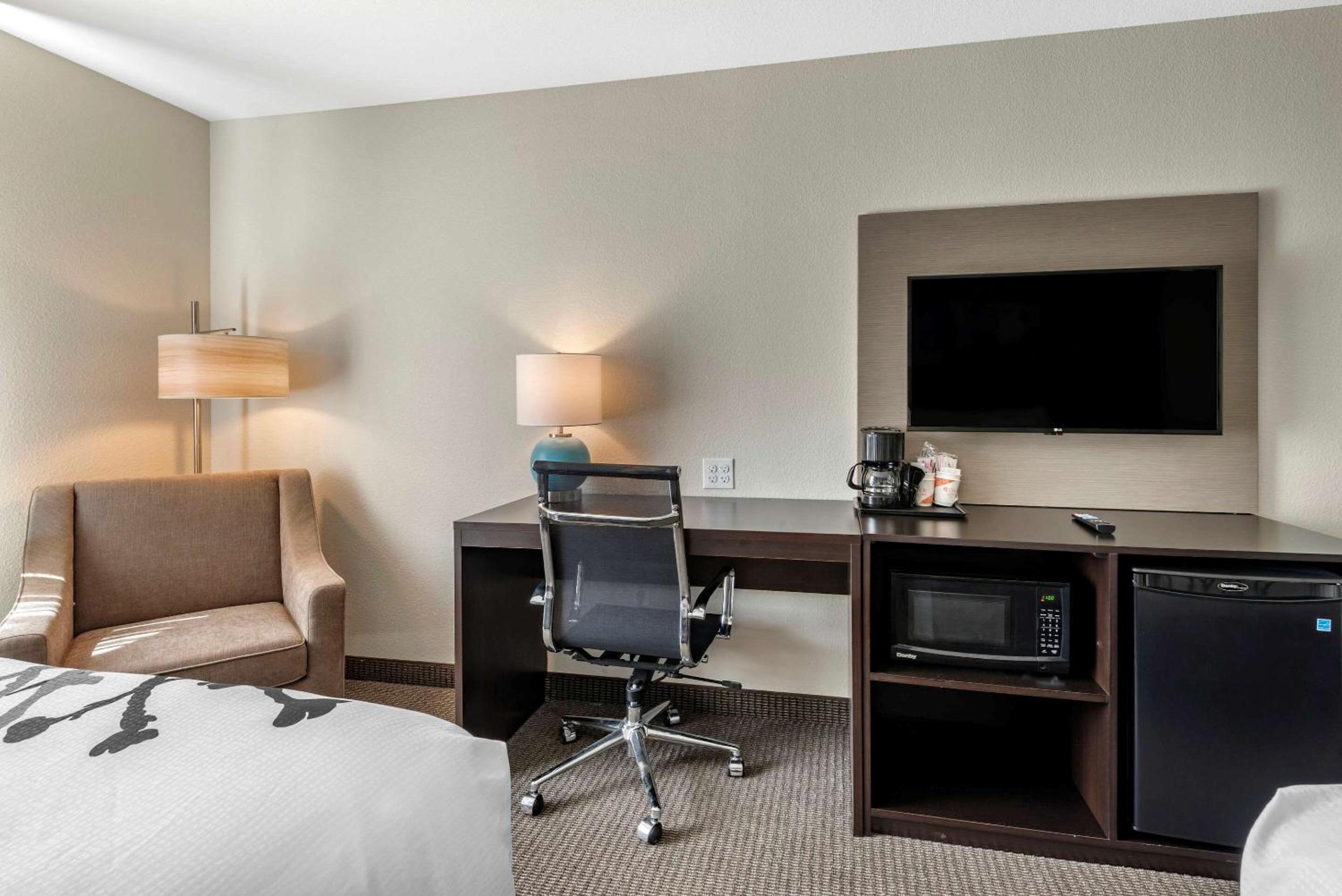 Standard Queen Room with Two Queen Beds - Non-Smoking - Photo 3