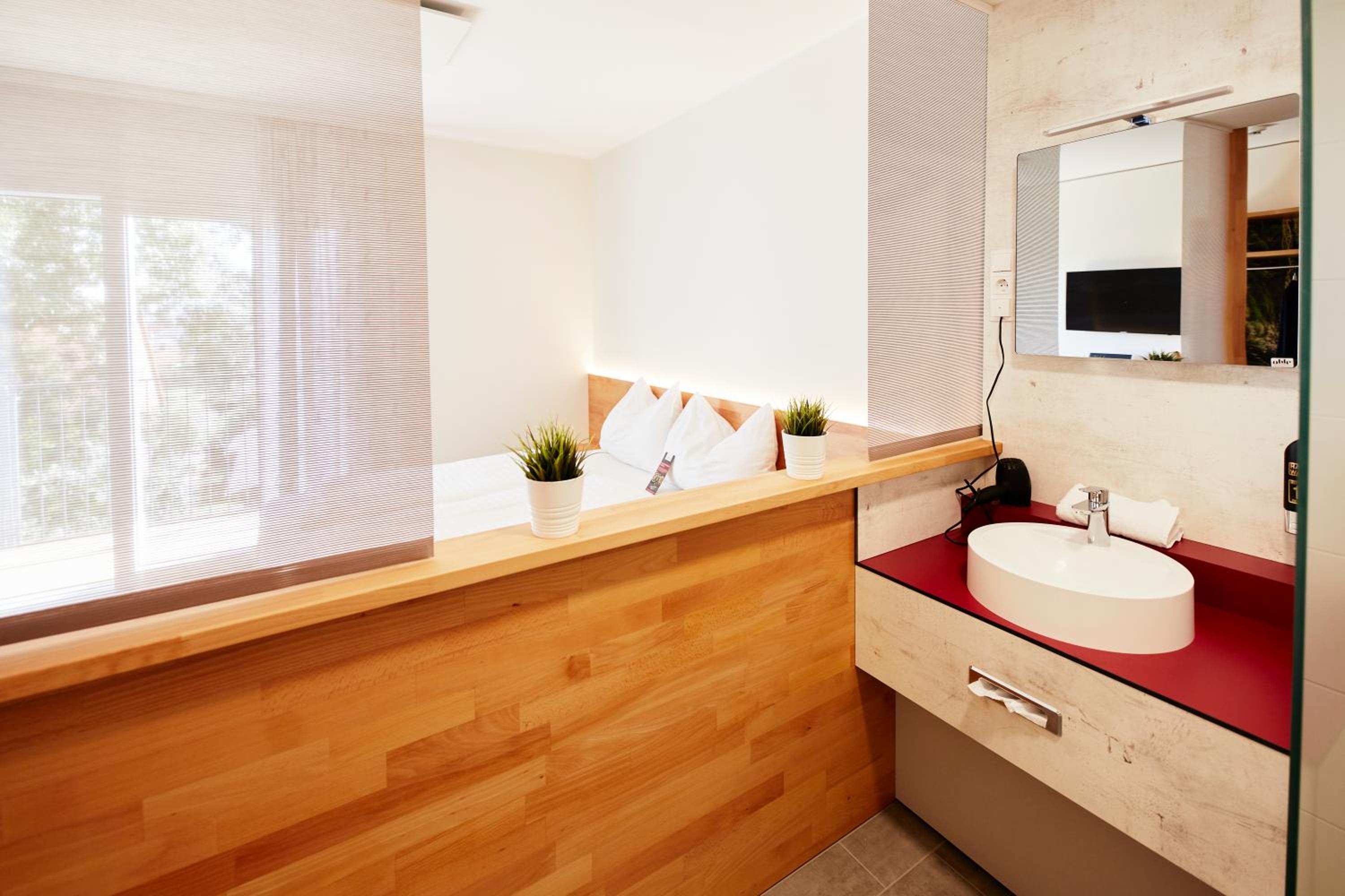 Deluxe Double Room with Balcony - Photo 10