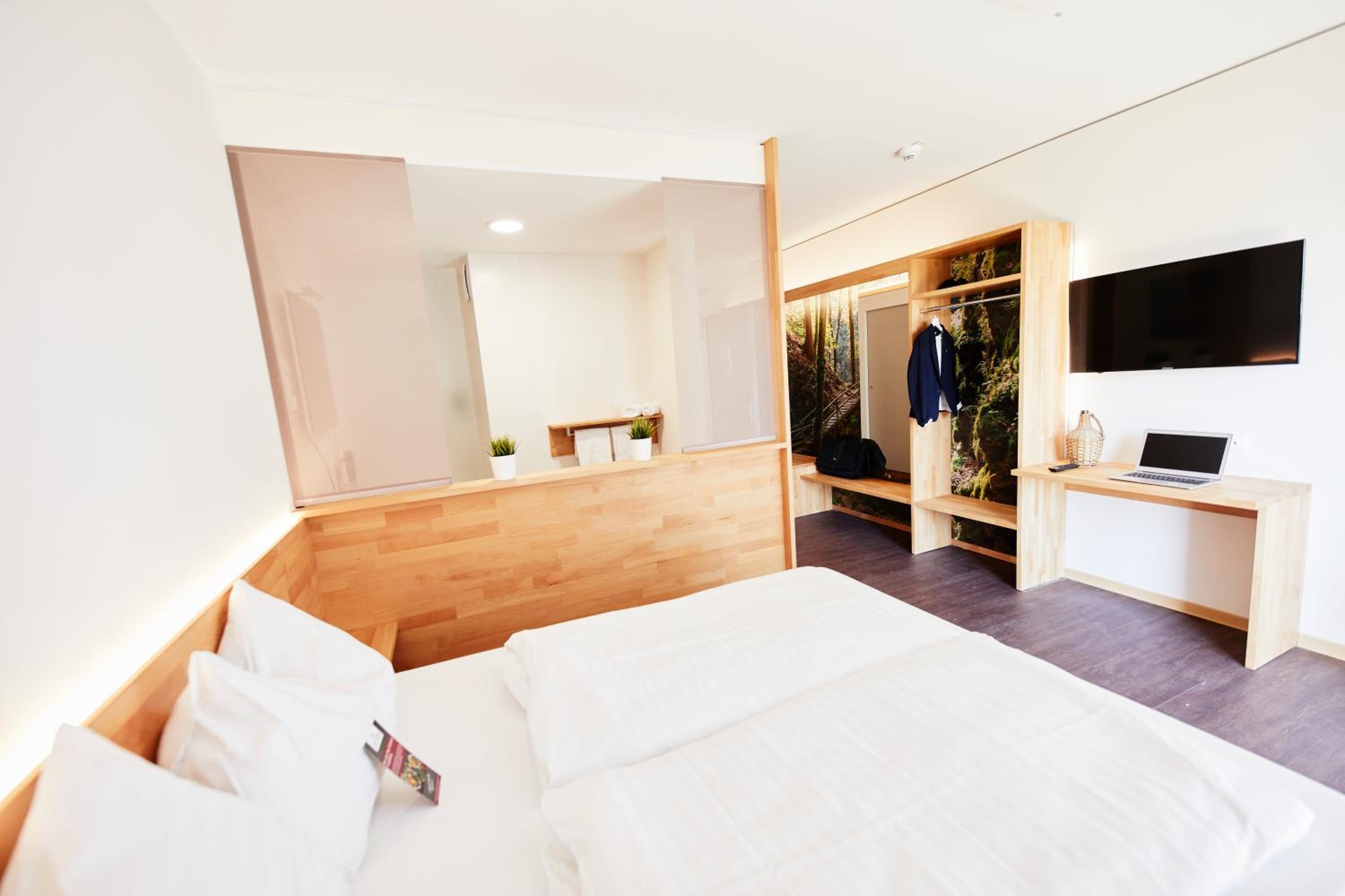 Deluxe Double Room with Balcony - Photo 5