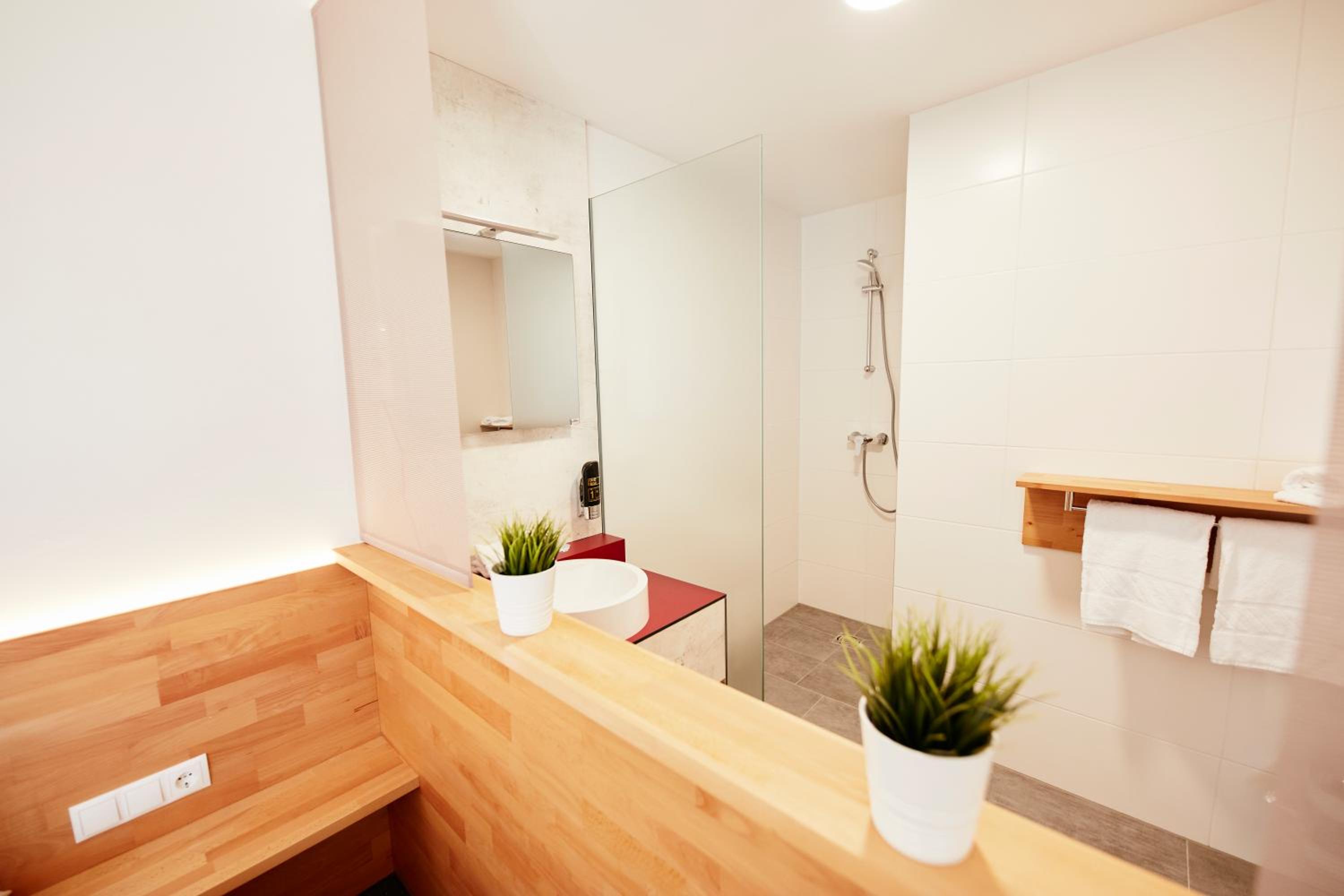 Deluxe Double Room with Balcony - Photo 9