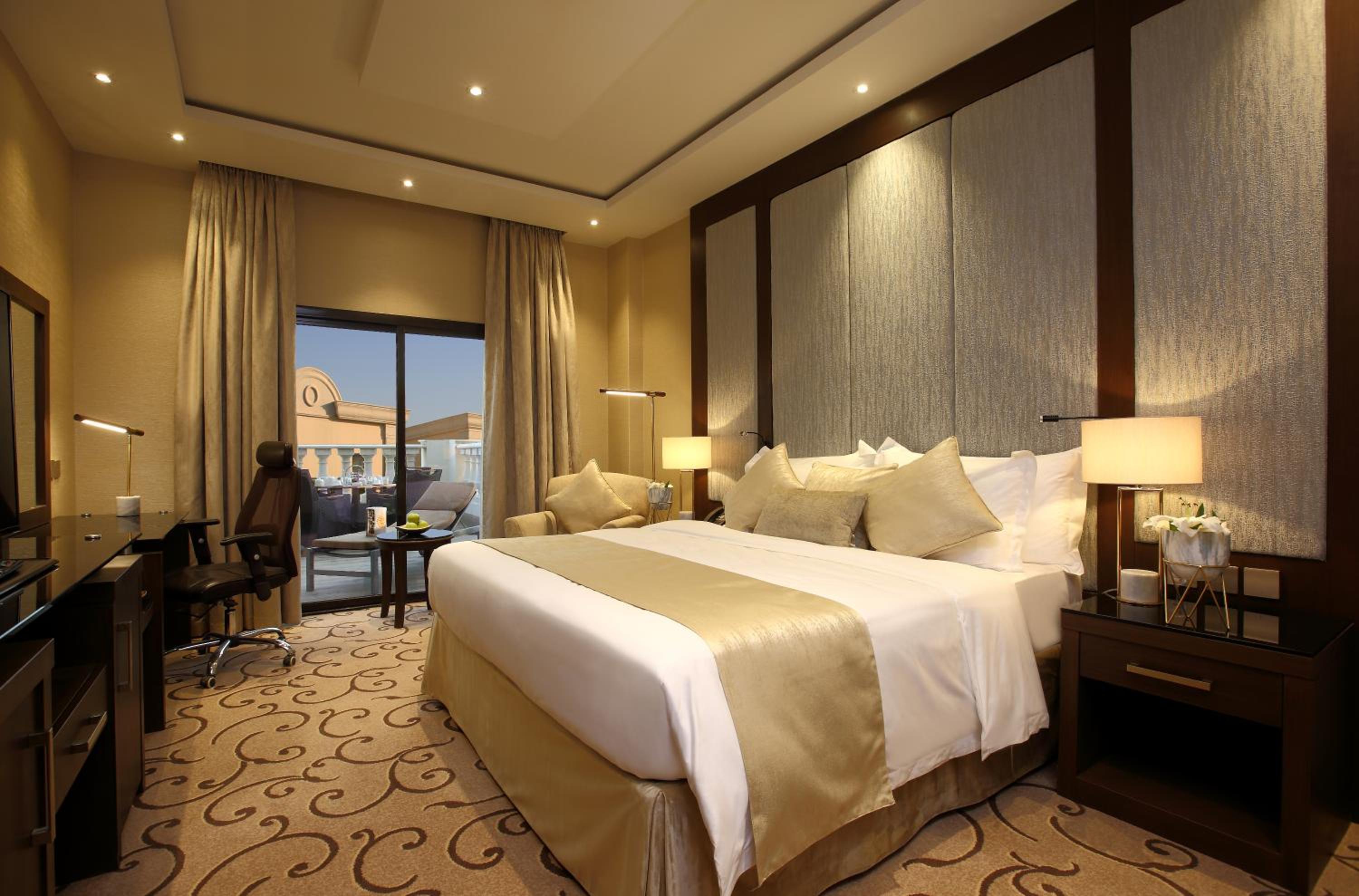 Deluxe Double Room with Balcony thumbnail 5