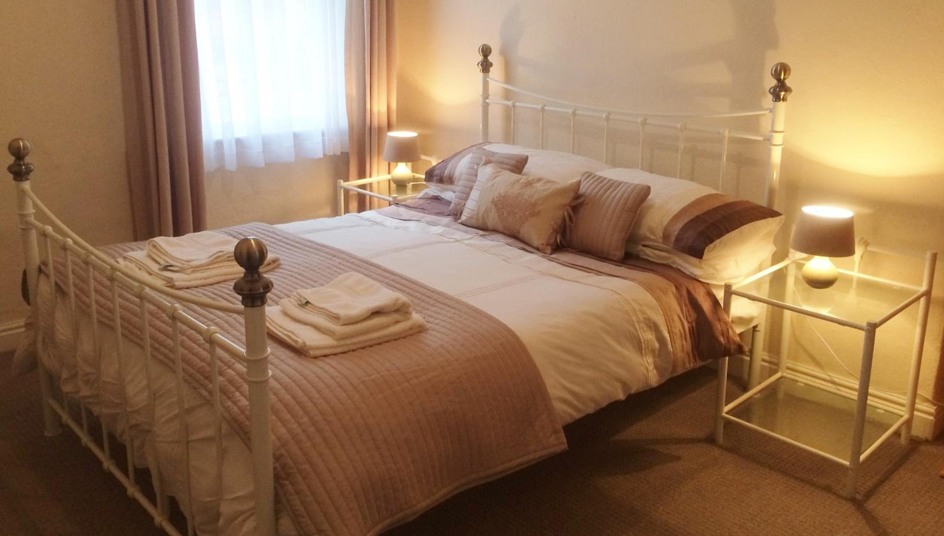 Large Double Room - Photo 4