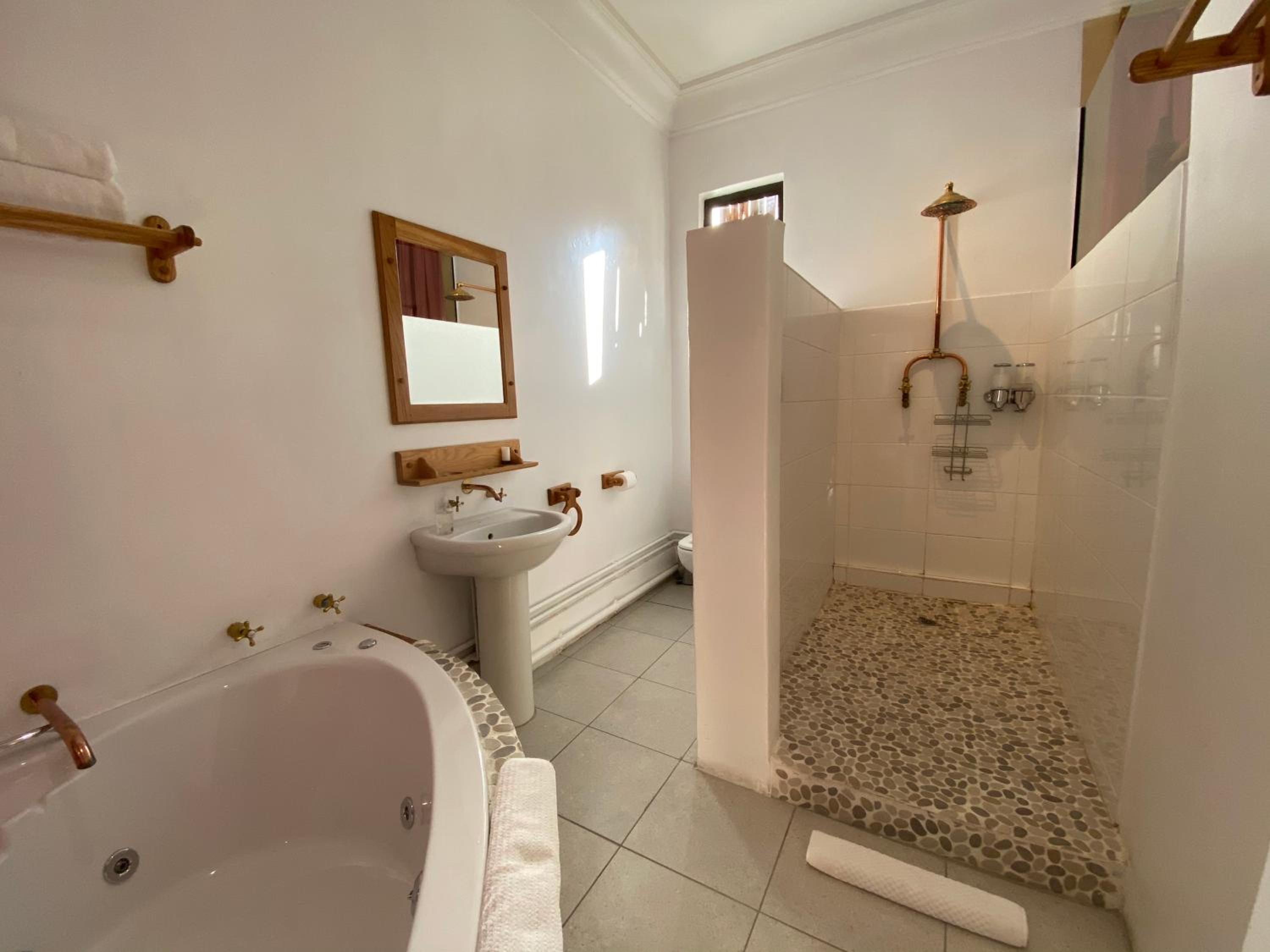 Honeymoon Suite with Garden Views photo 3