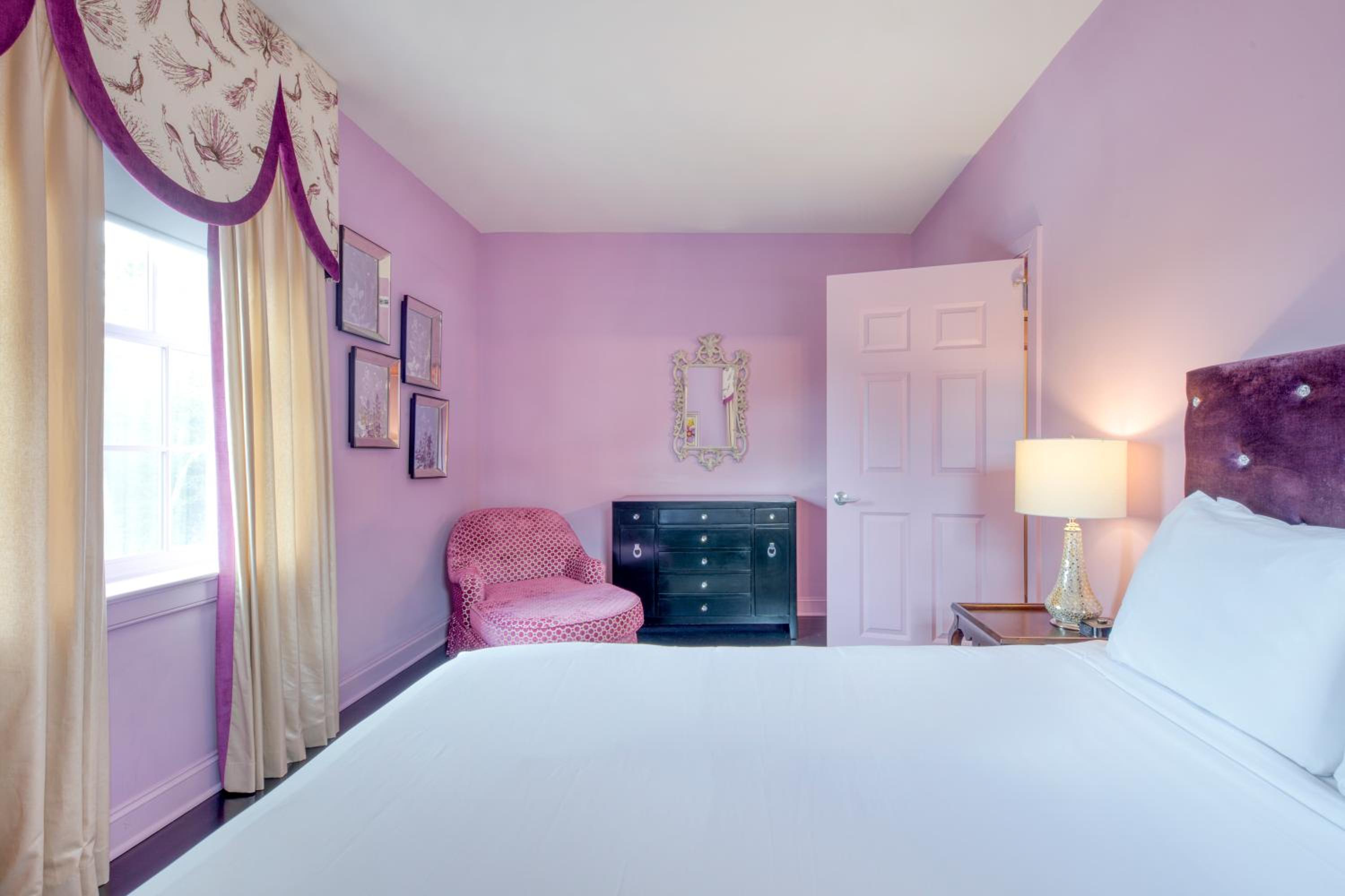 Deluxe Queen Suite photo 3