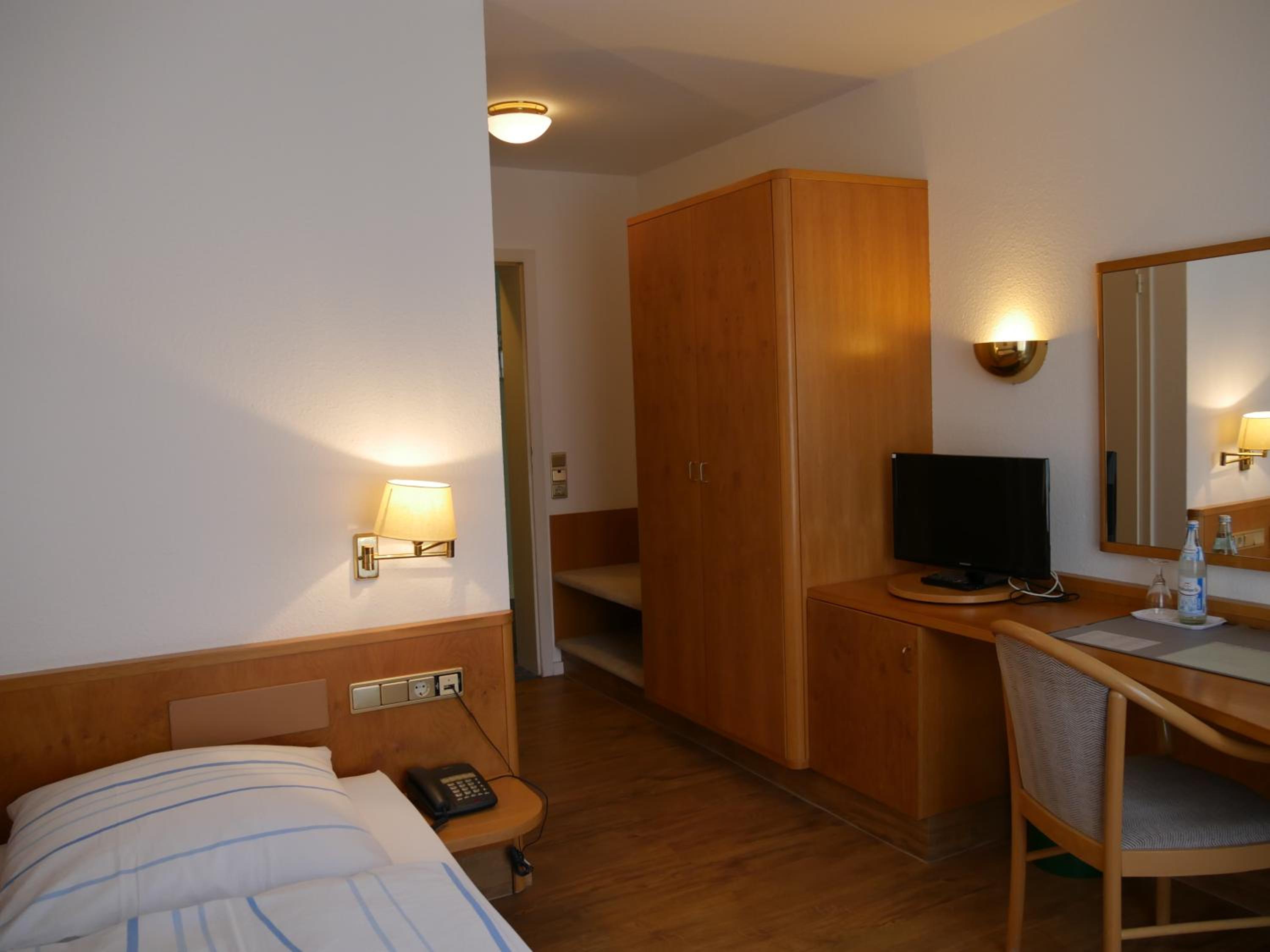 Single Room with Bathroom photo 1