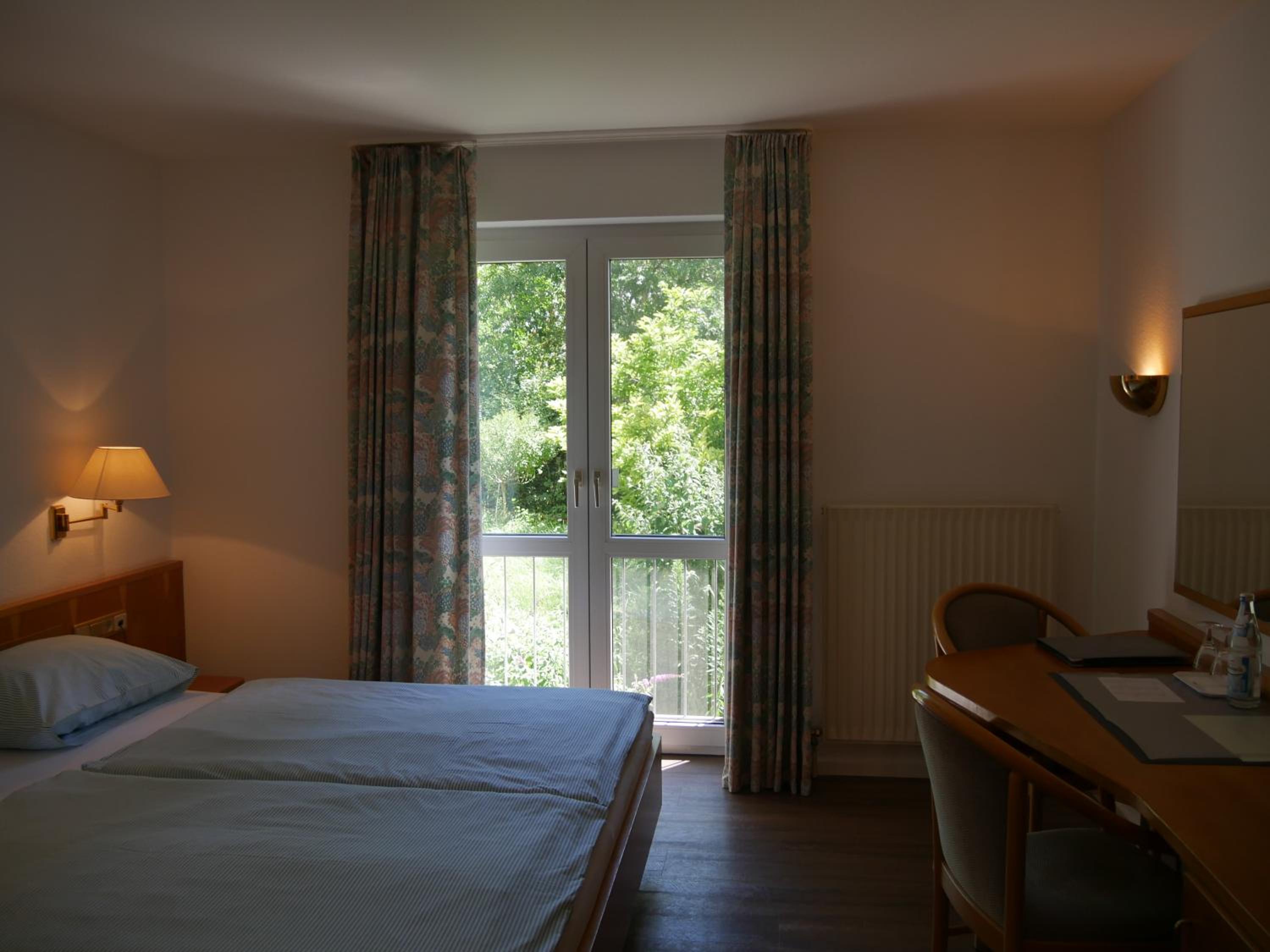 Double or Twin Room with Bathroom - Photo 4