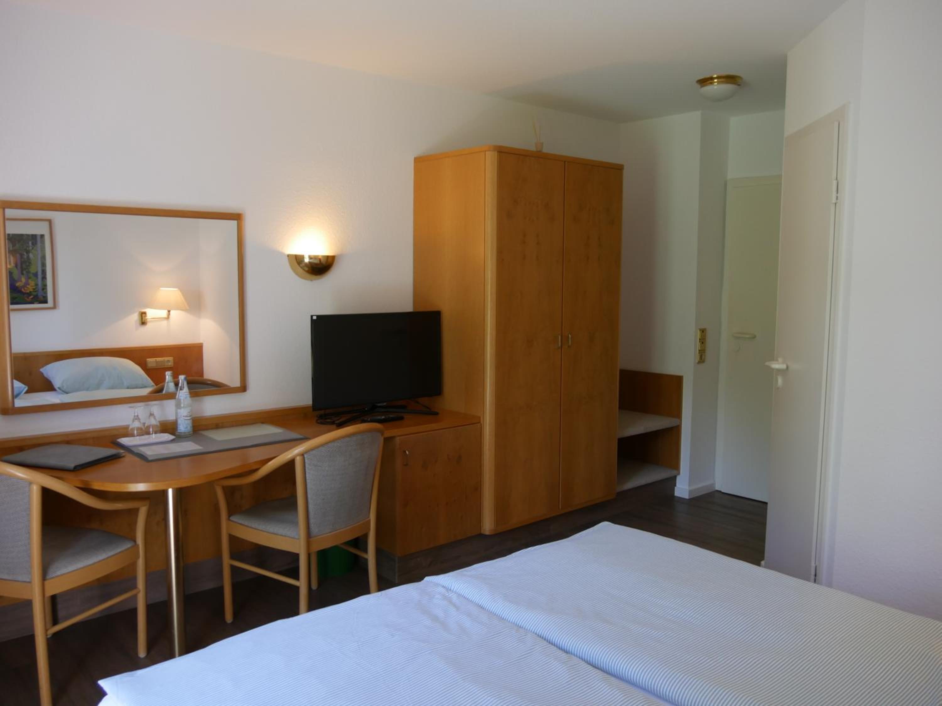 Double or Twin Room with Bathroom - Photo 5