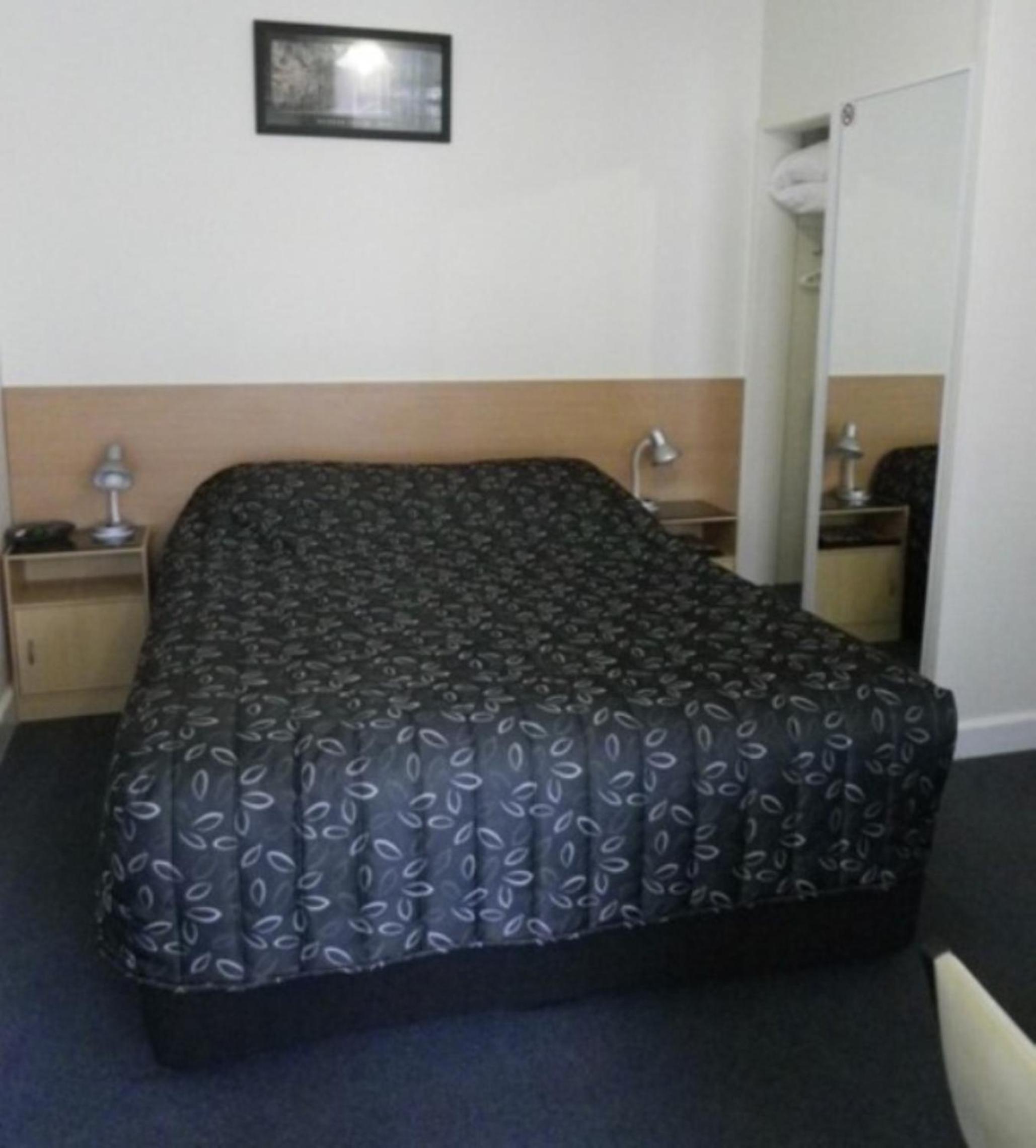 Queen Room photo 1