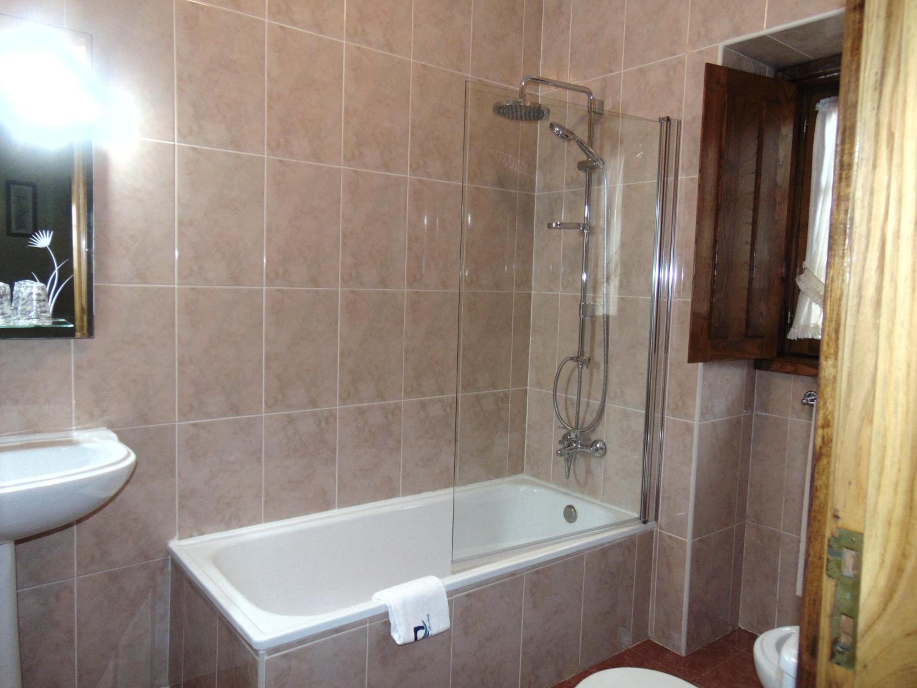 Twin Room - Photo 3