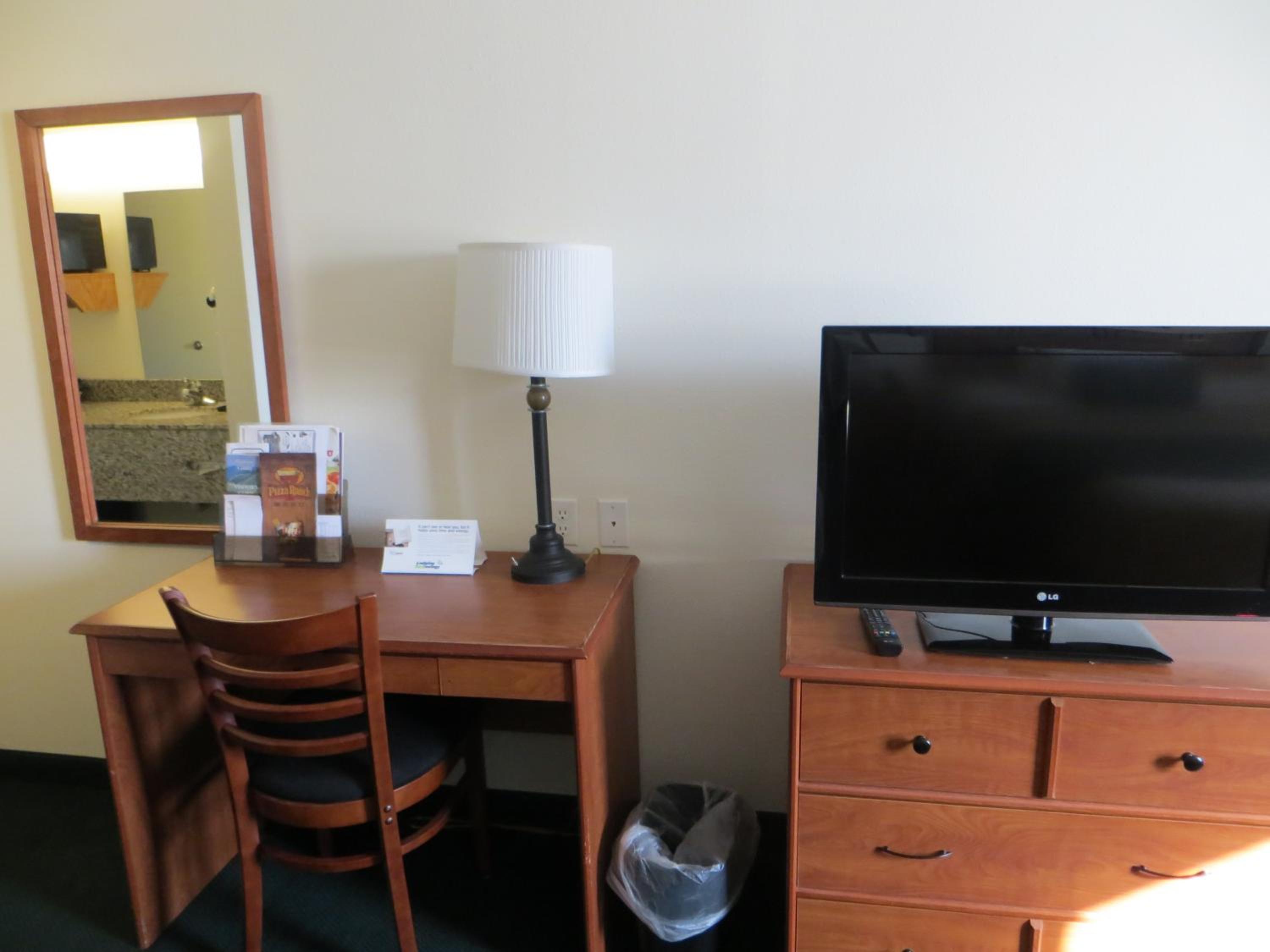 Queen Room - Non-Smoking photo 1