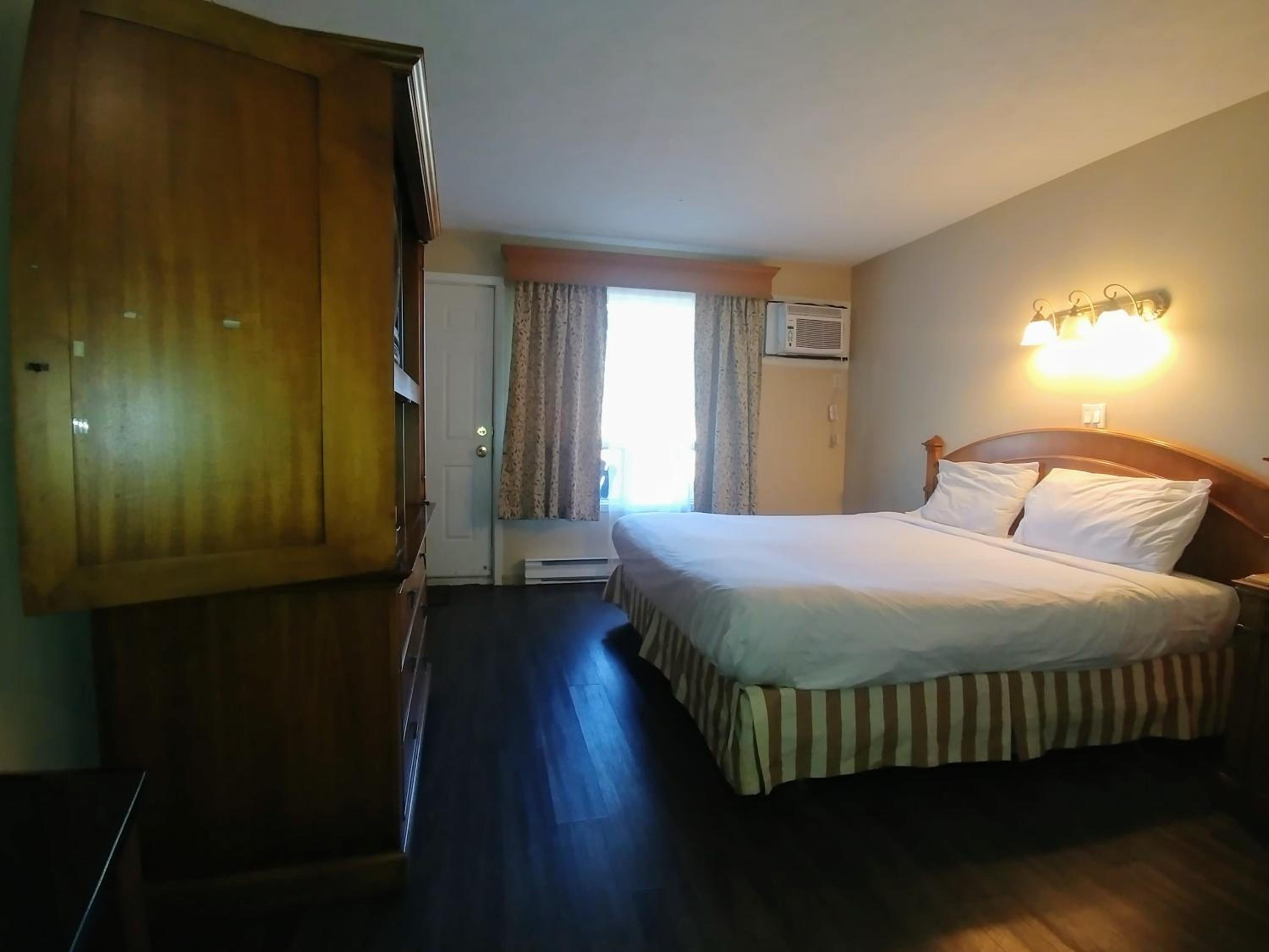 King Room - Non-Smoking photo 1