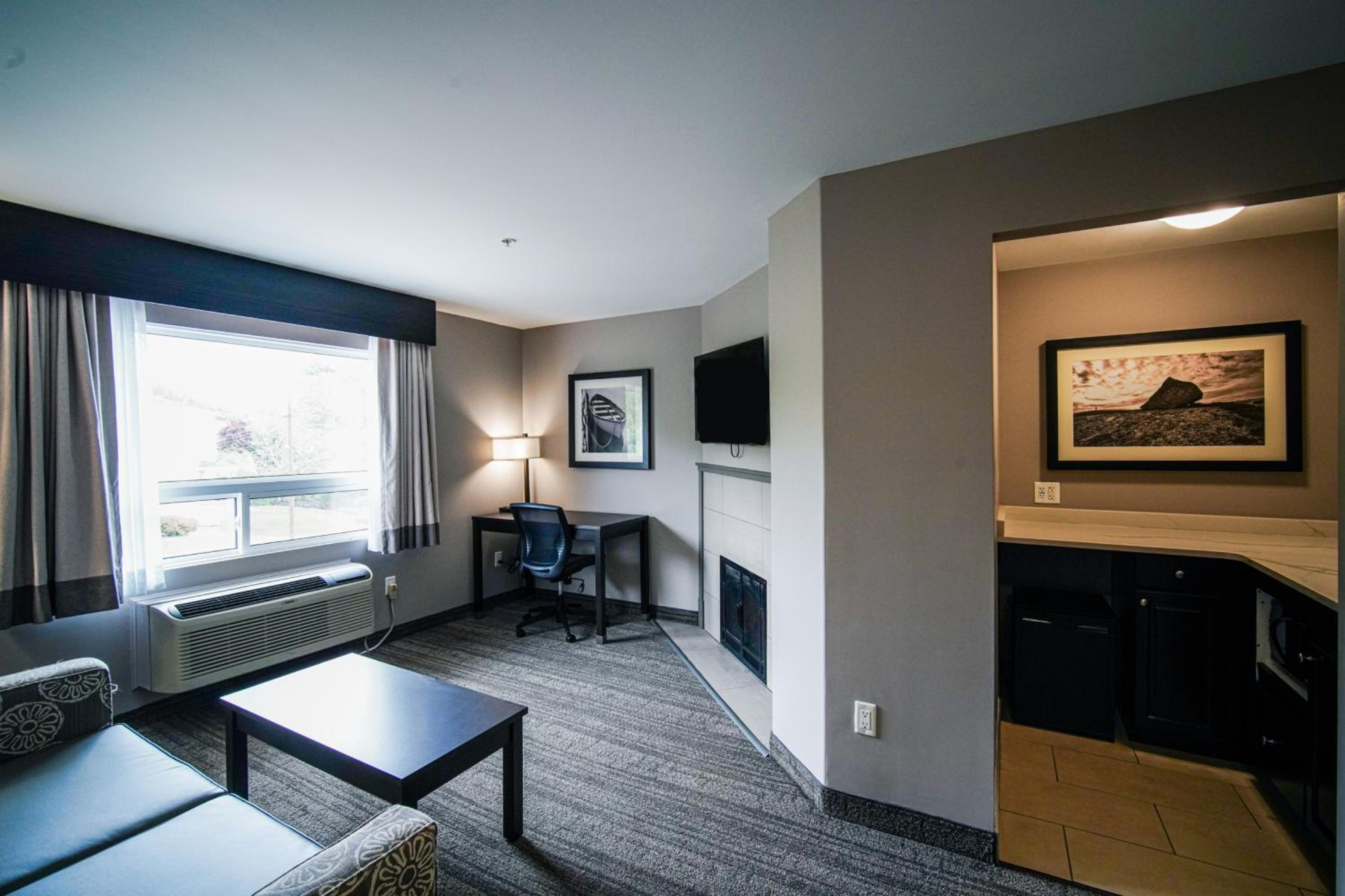 Queen Suite - Non-Smoking - Photo 6