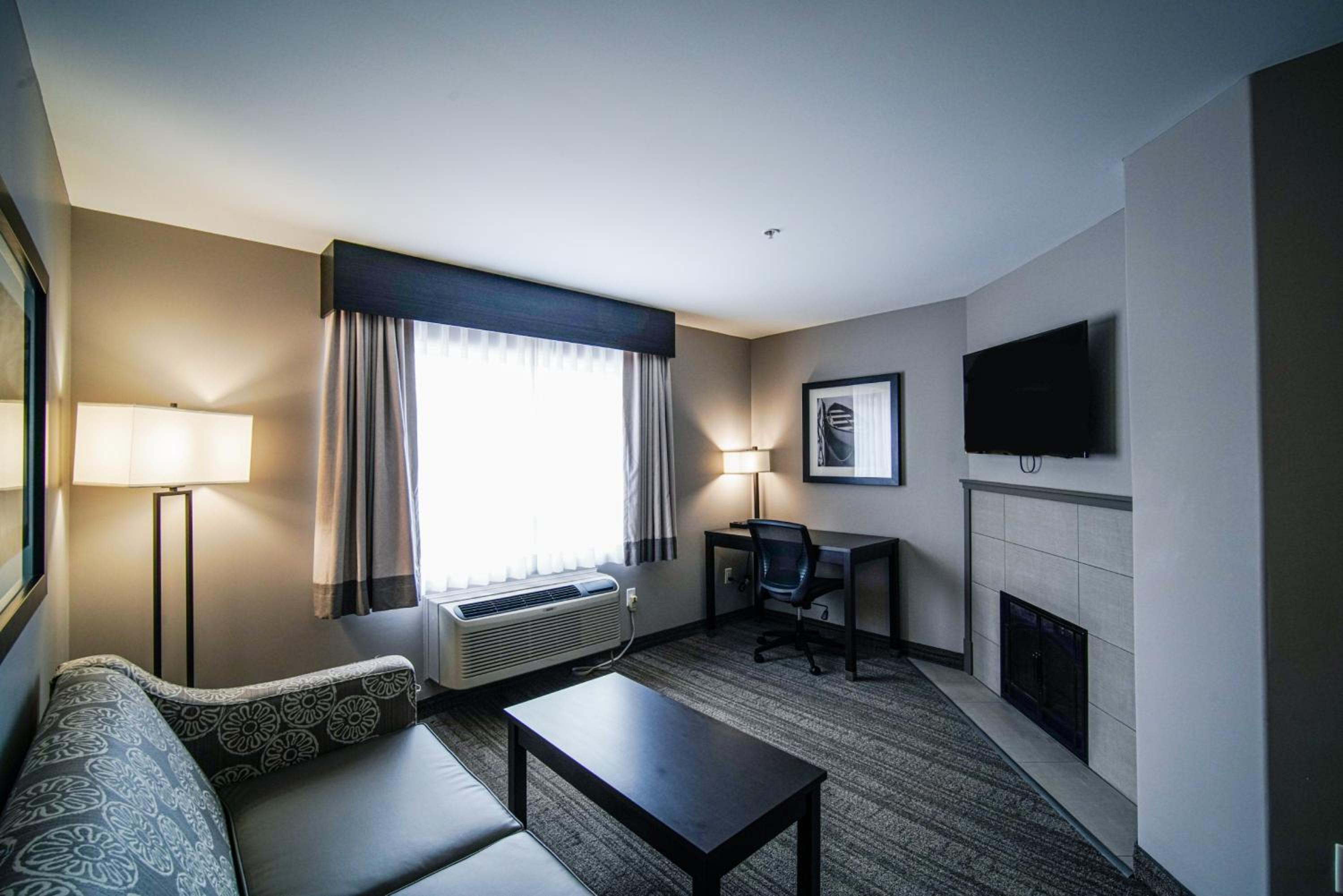 King Suite with Lake View and Fireplace - Non-Smoking - Photo 8