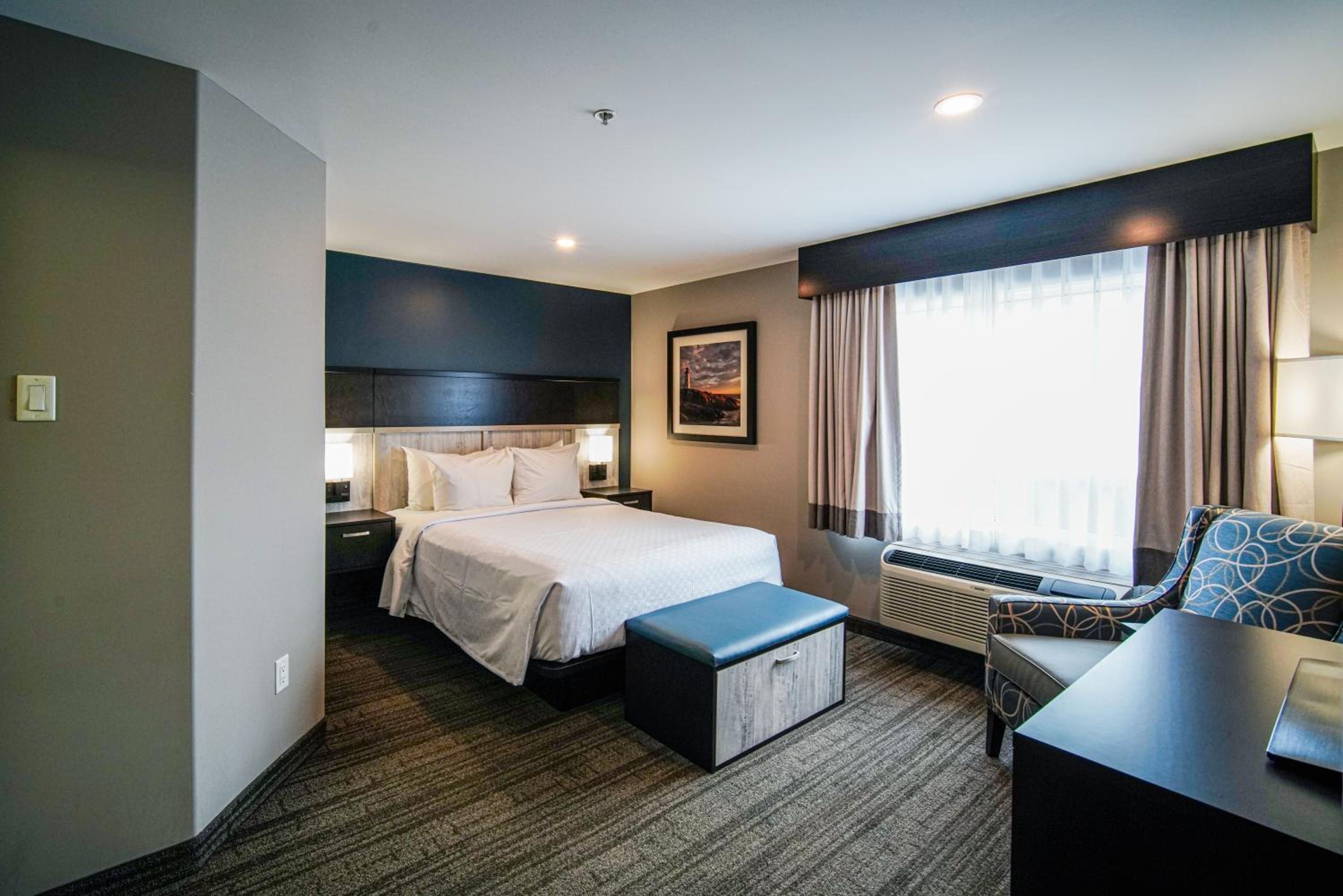 King Suite with Lake View and Fireplace - Non-Smoking - Photo 9