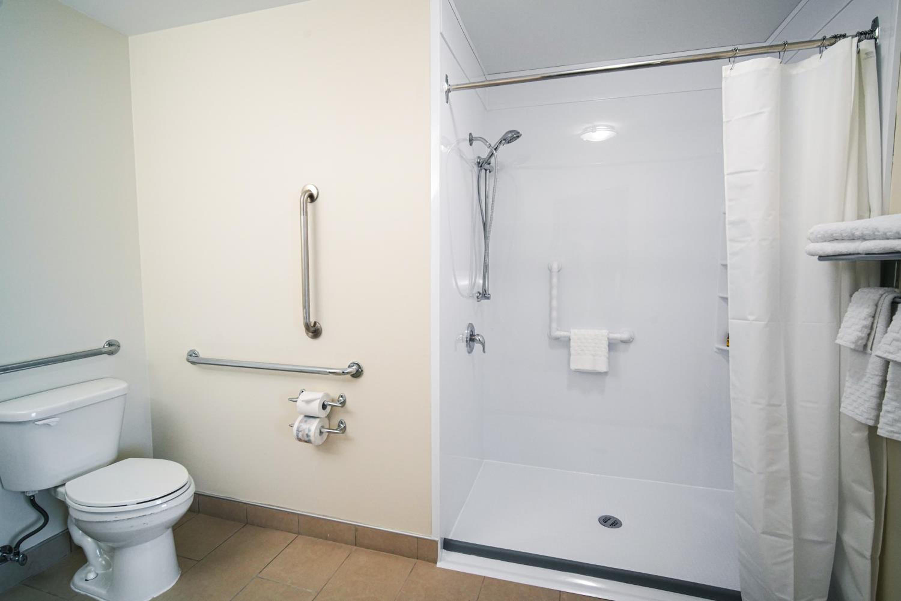 Queen Room With Roll-In Shower - Photo 11