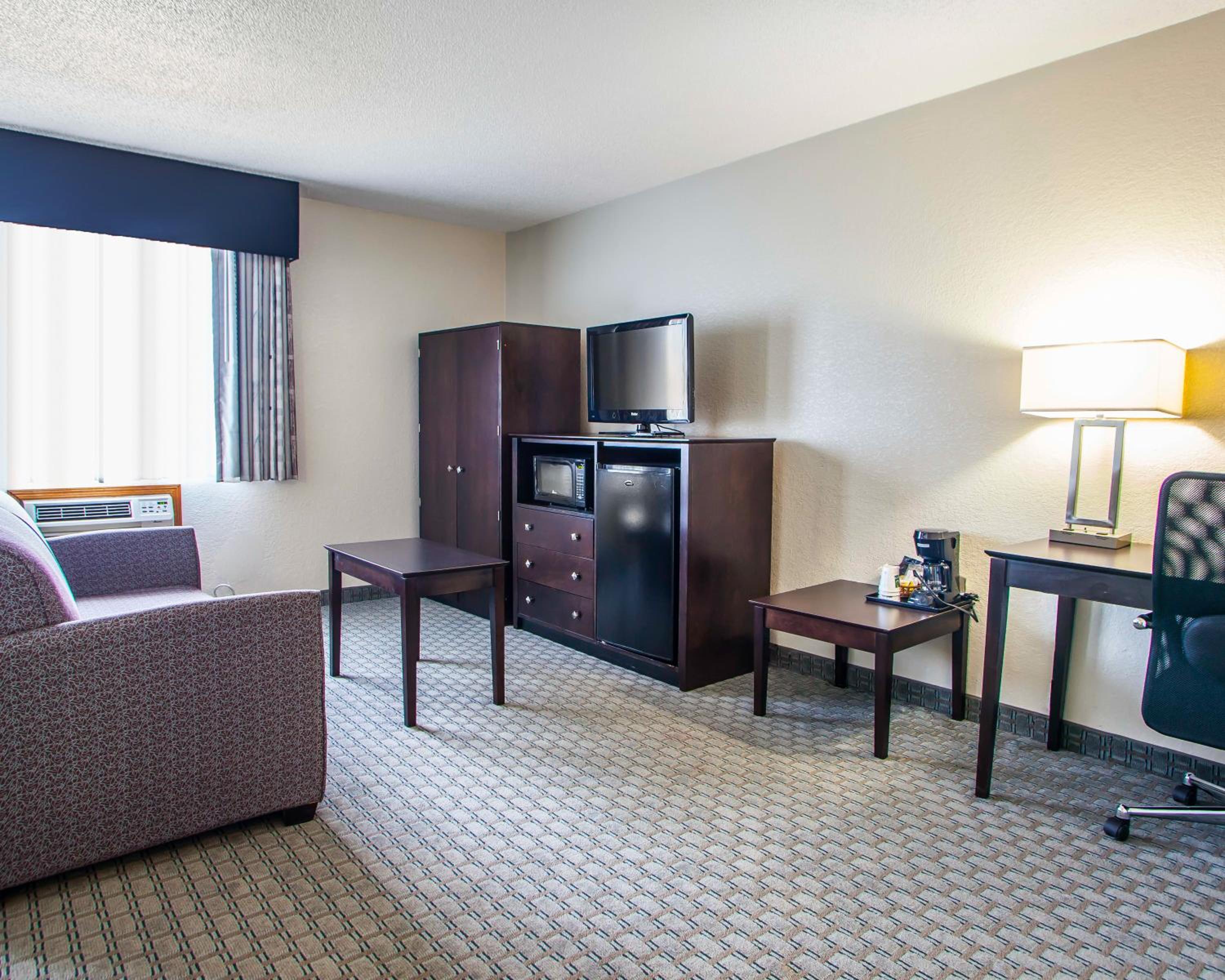 King Suite - Non-Smoking - Photo 2