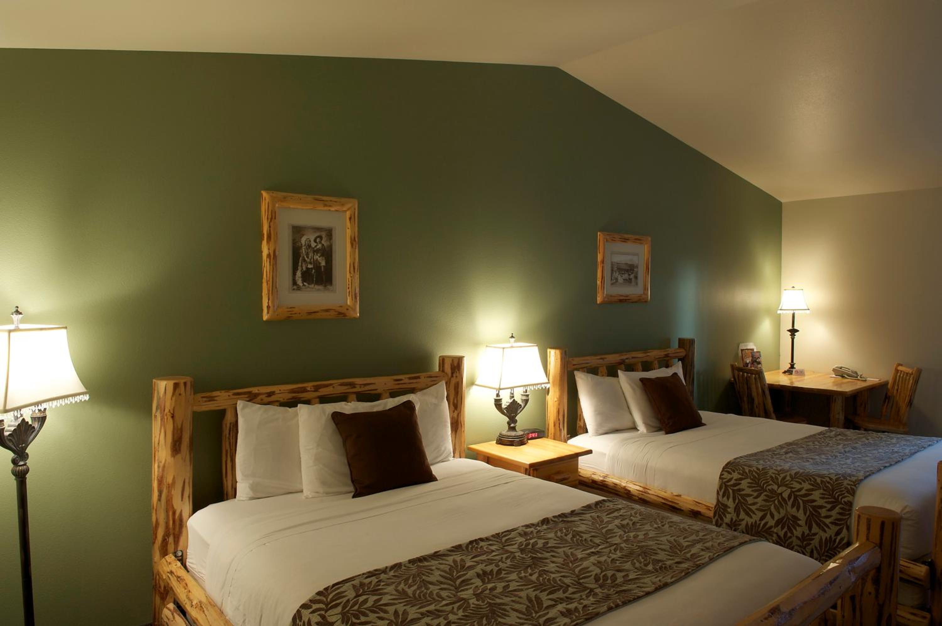 Queen Room with Two Queen Beds - Photo 2