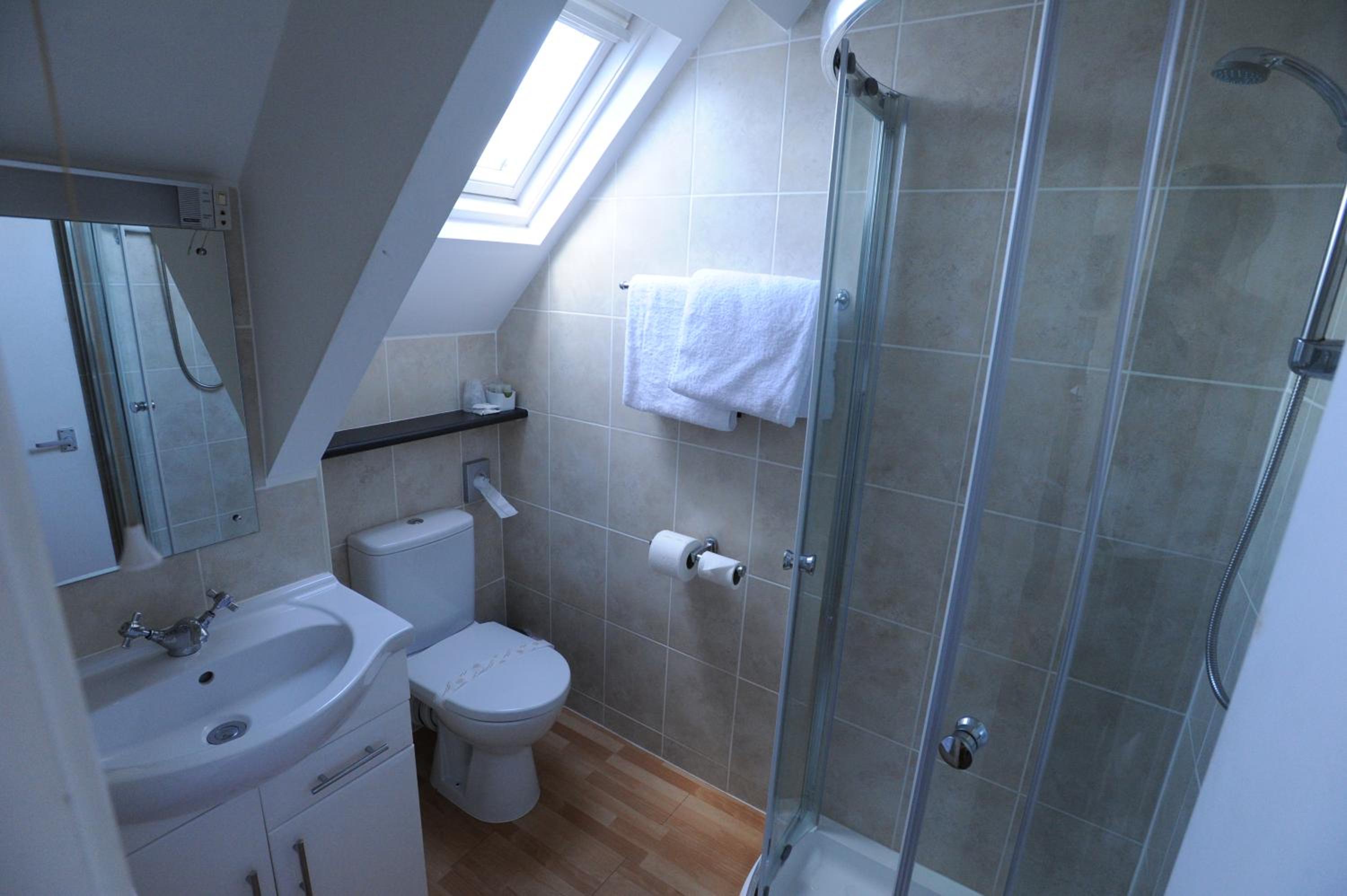 Standard Double Room - Photo 10
