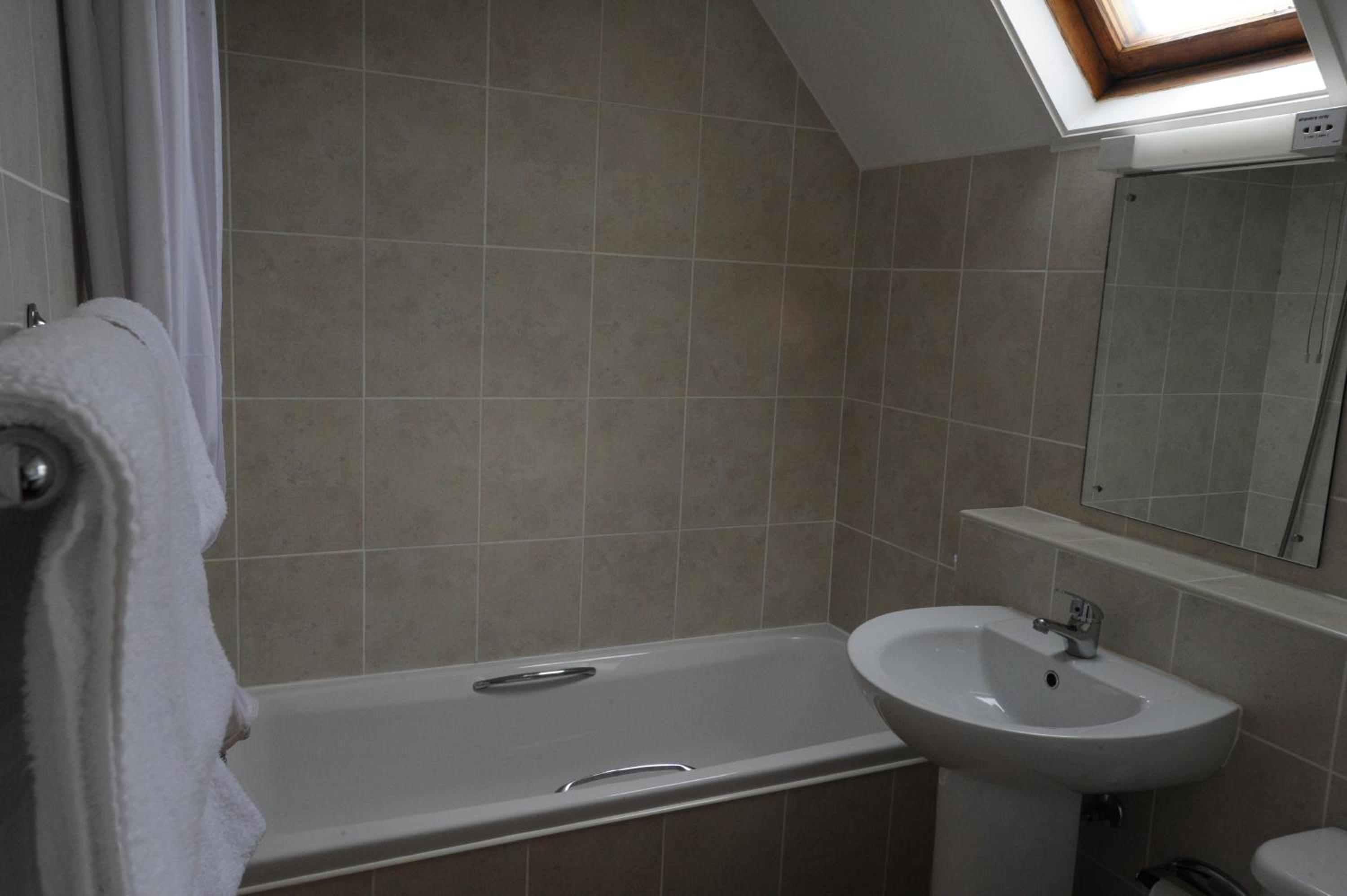 Standard Double Room - Photo 11