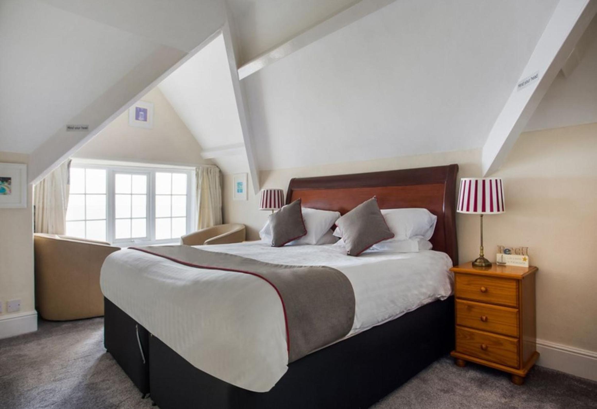 Deluxe Double Room with Sea View - Photo 10