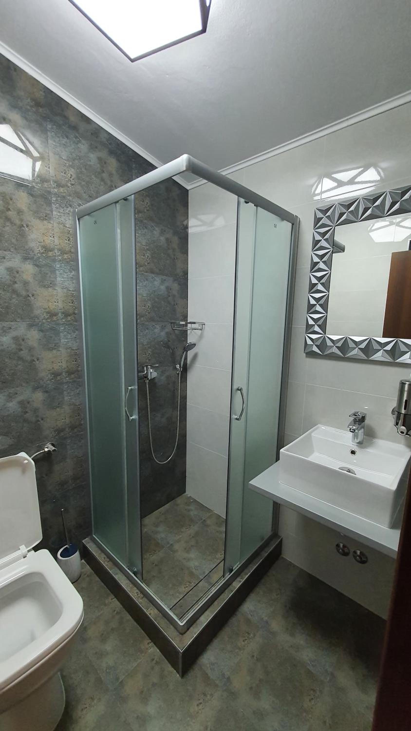 Double Room with Private Bathroom - Photo 17