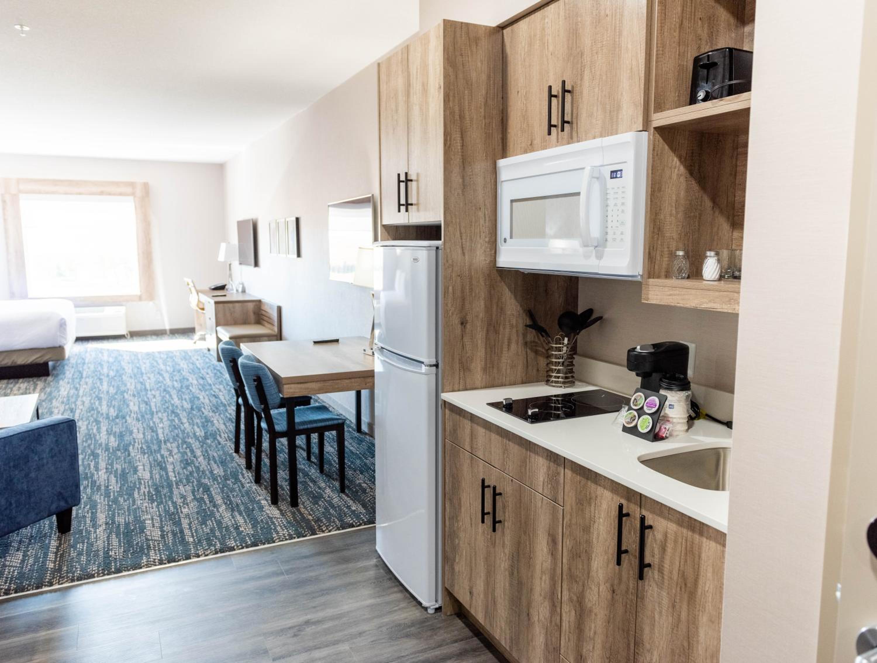 Large Executive King Suite with Sofa Bed and Kitchenette - Non-Smoking - Photo 6