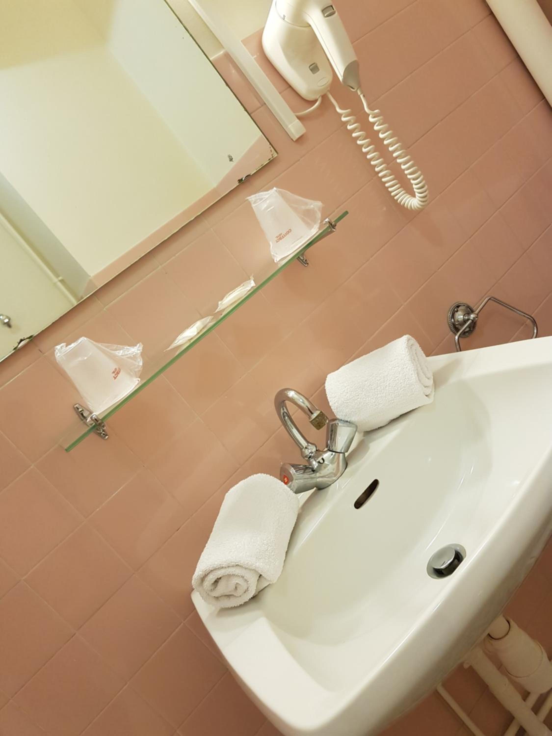 Double Room - Street Side - Photo 17